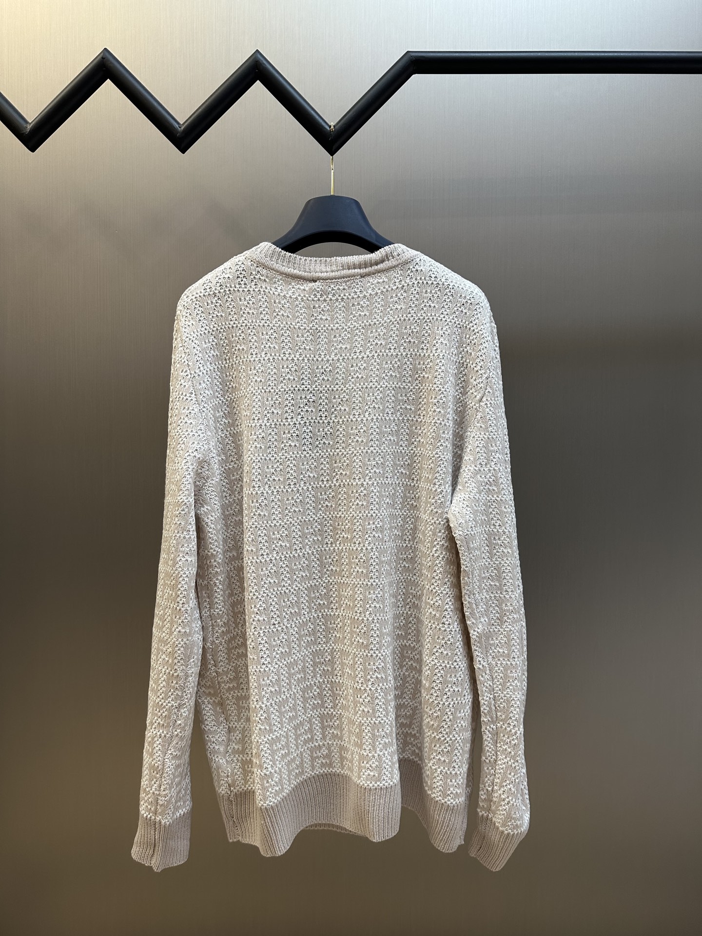 FENDI Hairy Sweater: Scrambled Wool Fabrics with Custom Buttons, Imported Knitting Machine - 图片 4