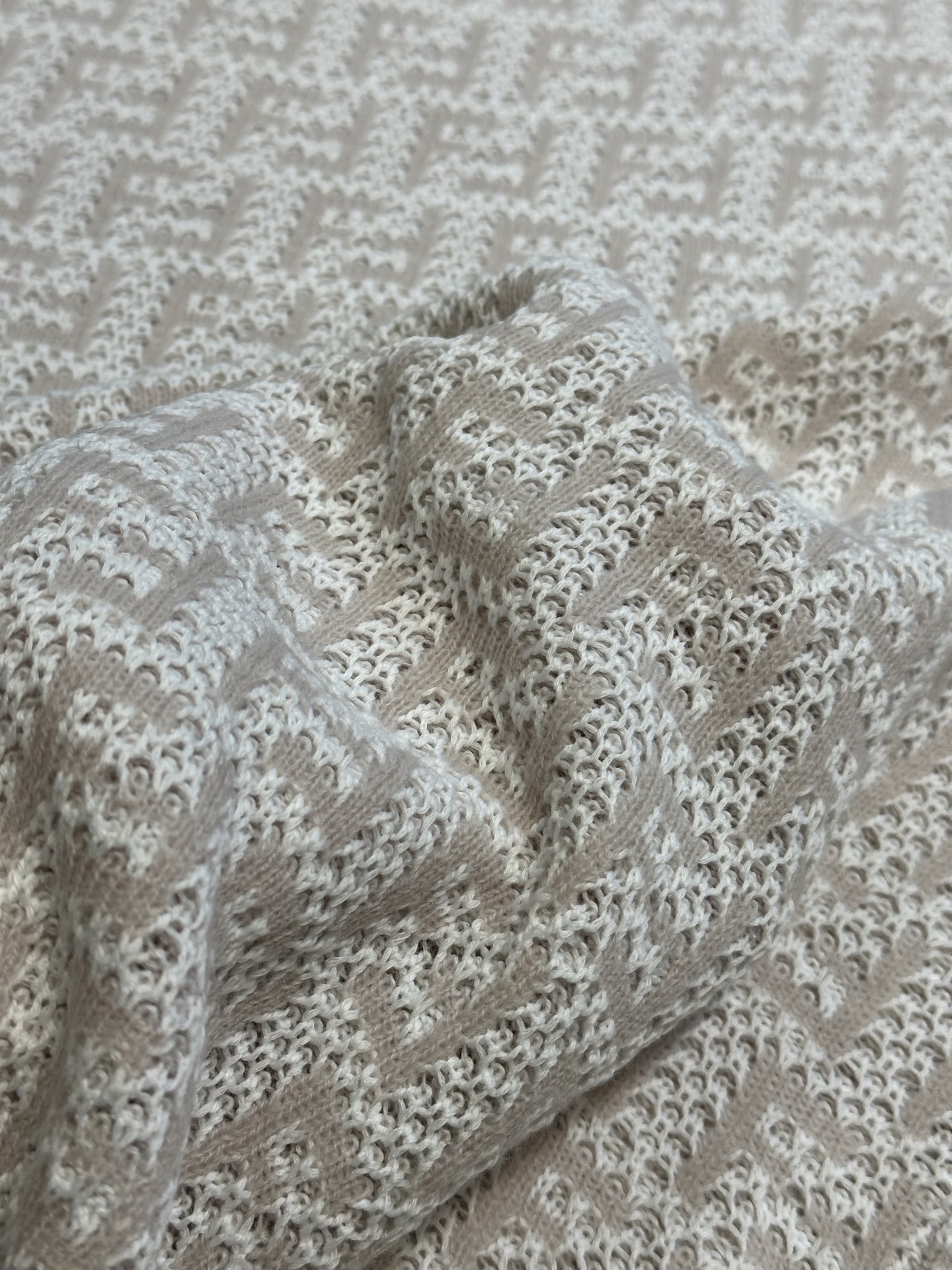 FENDI Hairy Sweater: Scrambled Wool Fabrics with Custom Buttons, Imported Knitting Machine - 图片 8
