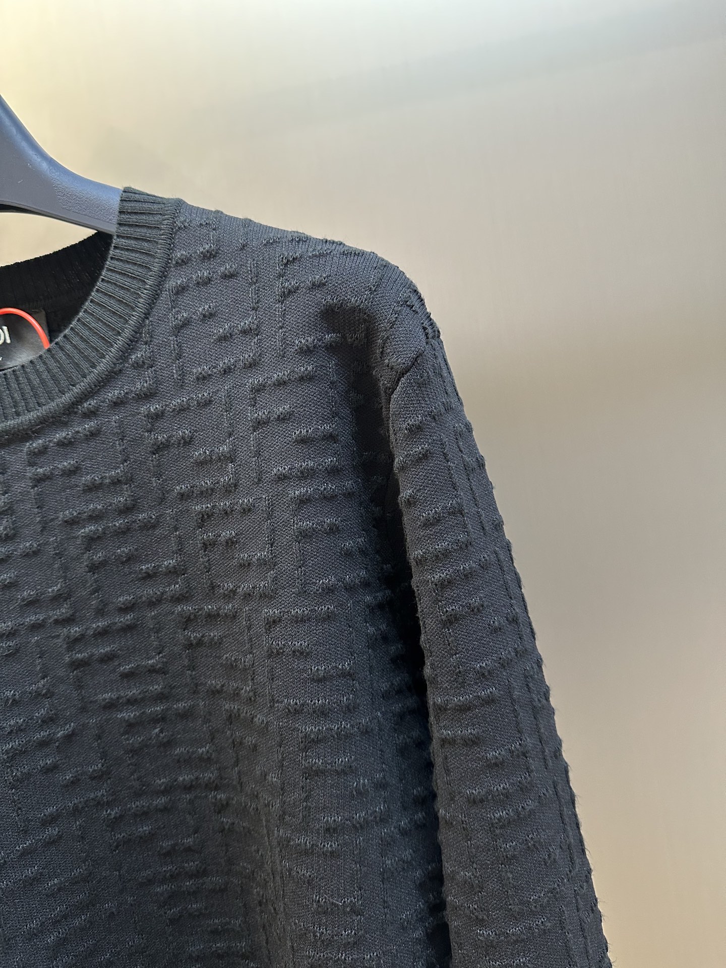 Fendi FF Stitches: Precision Embossed Clothing with Unique Yarn Density - 图片 3