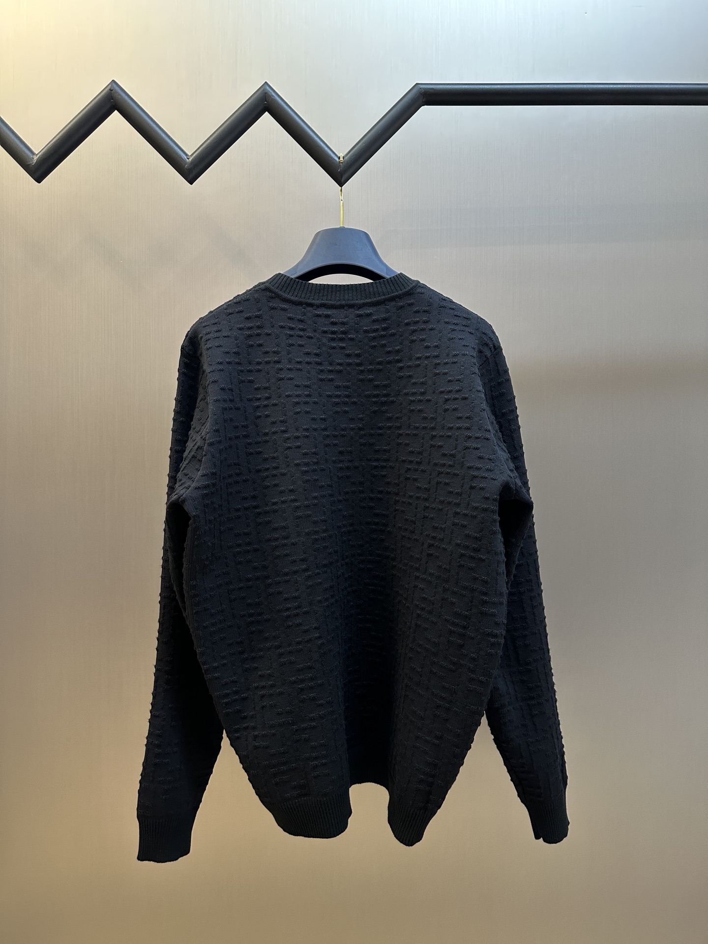 Fendi FF Stitches: Precision Embossed Clothing with Unique Yarn Density - 图片 4