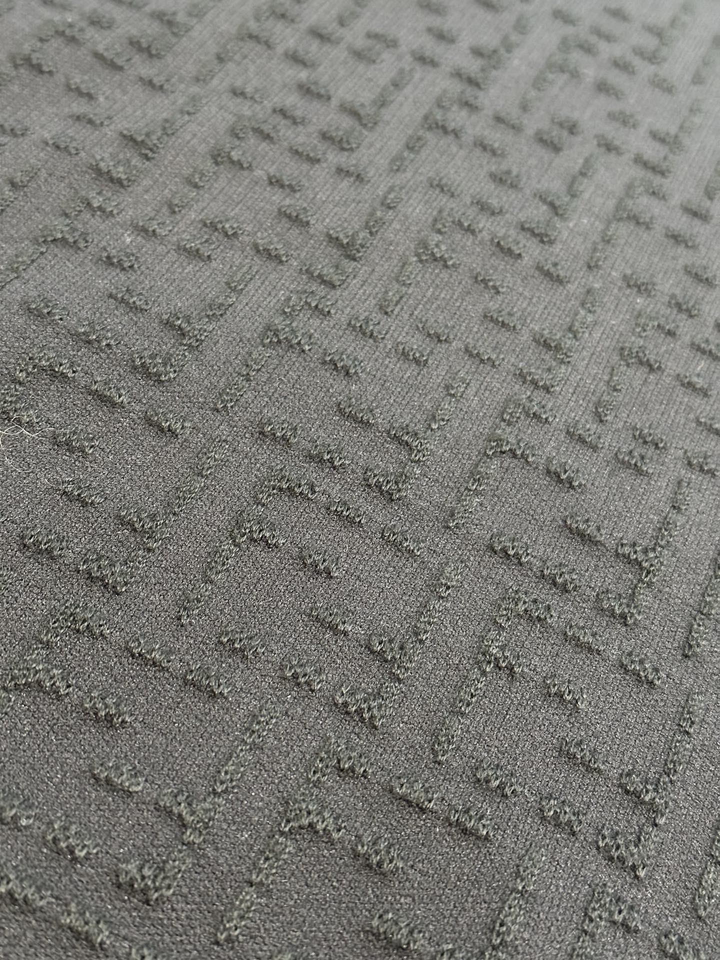 Fendi FF Stitches: Precision Embossed Clothing with Unique Yarn Density - 图片 9