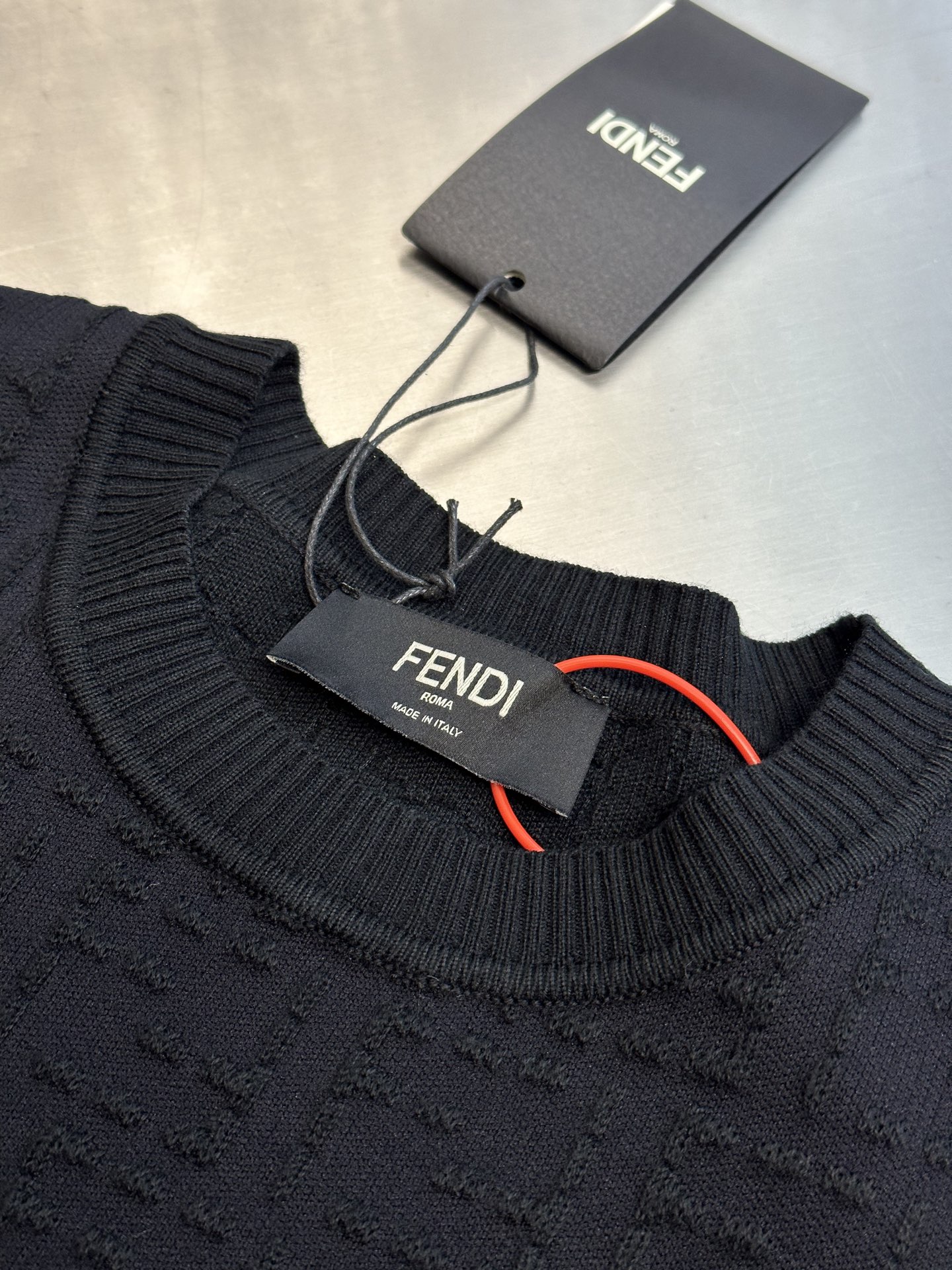 Fendi FF Stitches: Precision Embossed Clothing with Unique Yarn Density - 图片 5