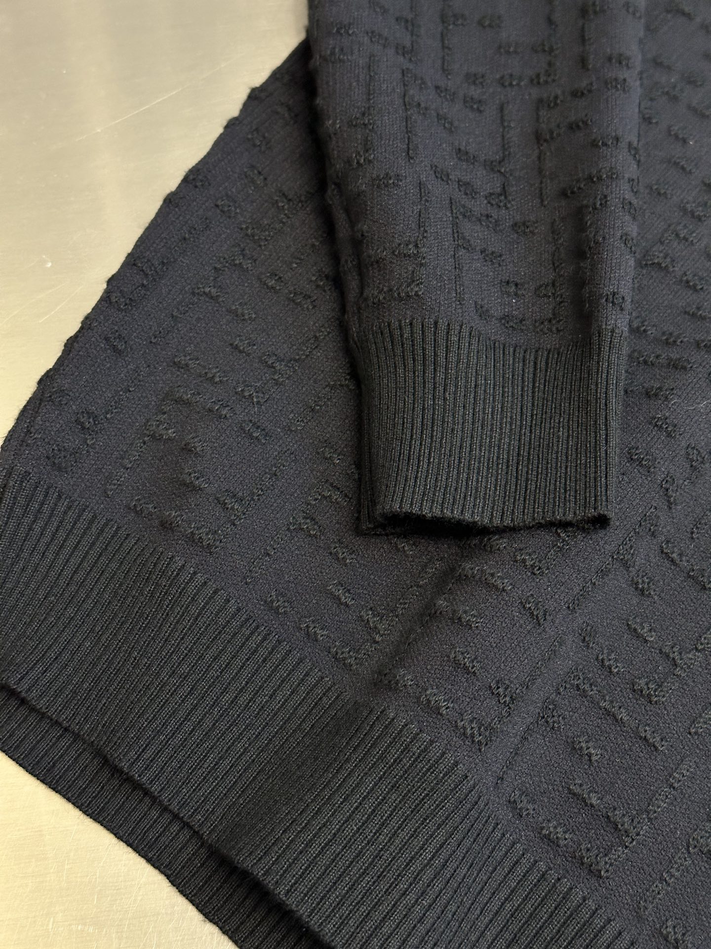 Fendi FF Stitches: Precision Embossed Clothing with Unique Yarn Density - 图片 6