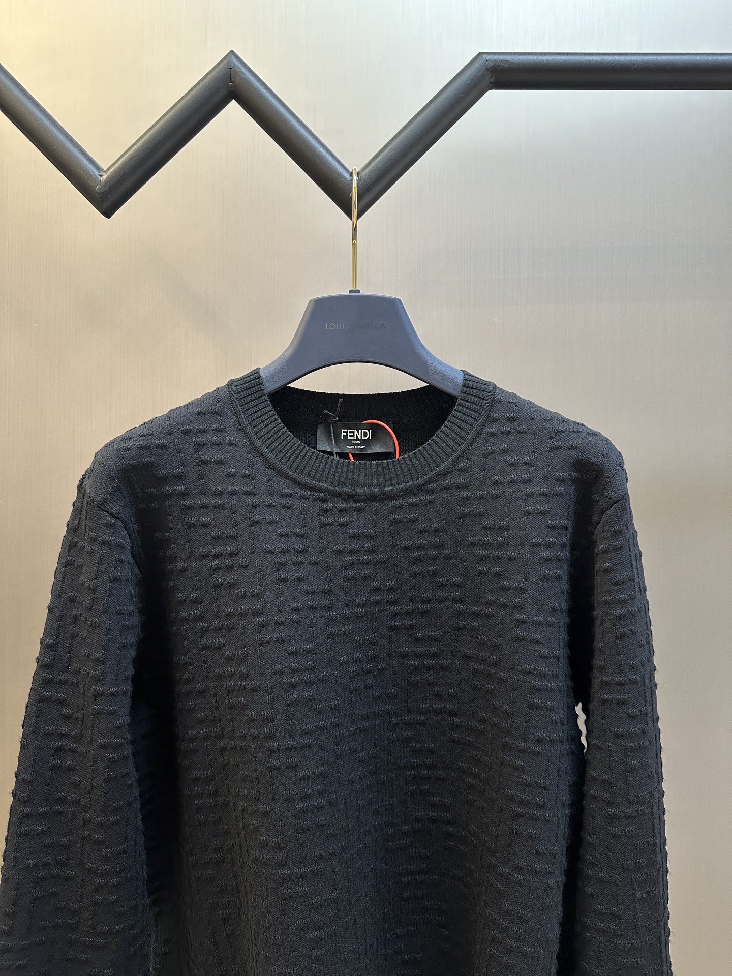 Fendi FF Stitches: Precision Embossed Clothing with Unique Yarn Density - 图片 2