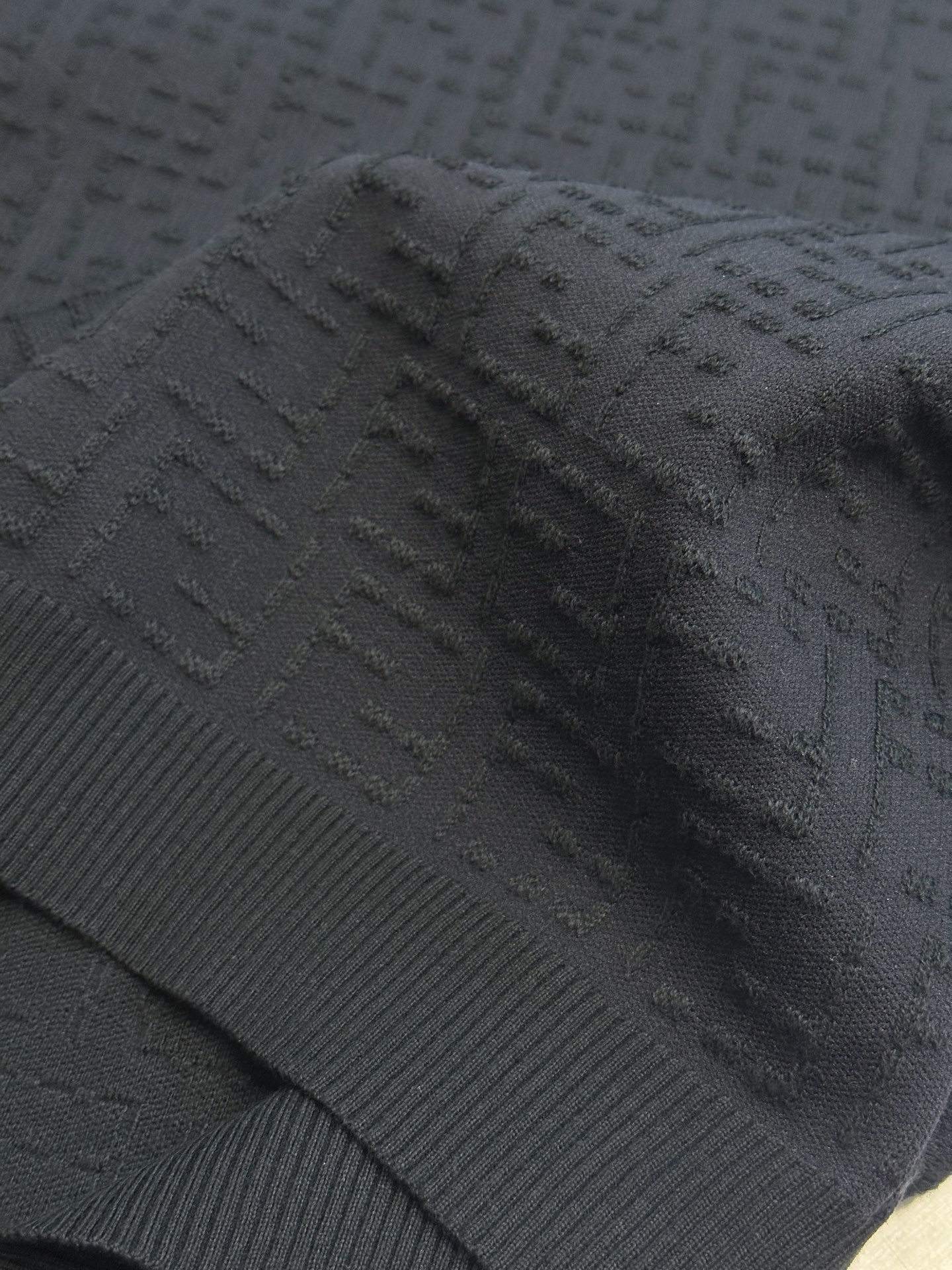 Fendi FF Stitches: Precision Embossed Clothing with Unique Yarn Density - 图片 7