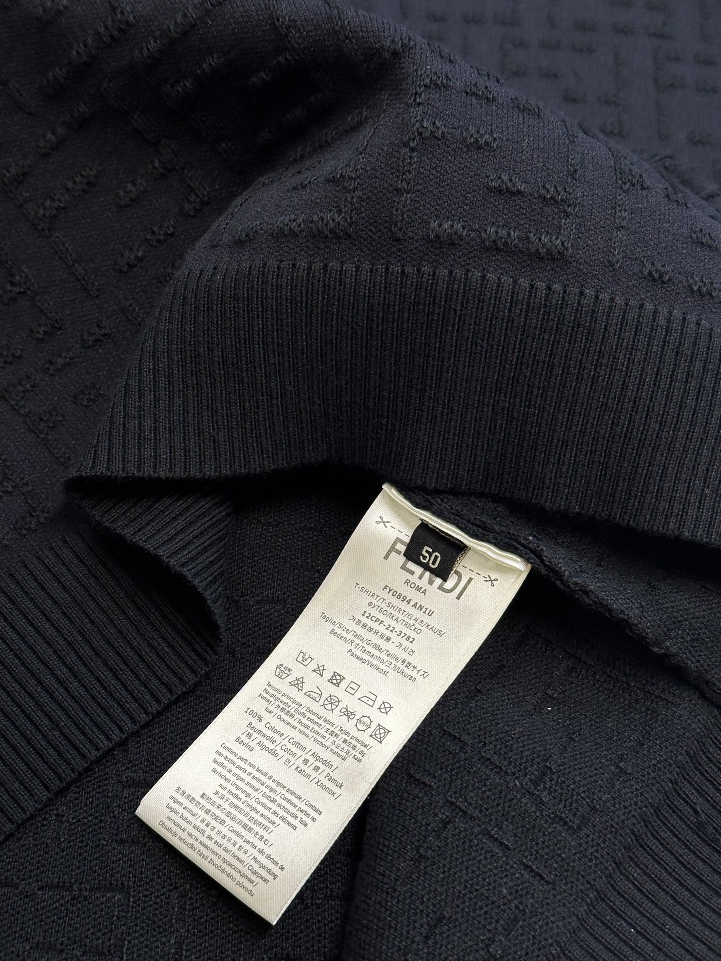 Fendi FF Stitches: Precision Embossed Clothing with Unique Yarn Density - 图片 8