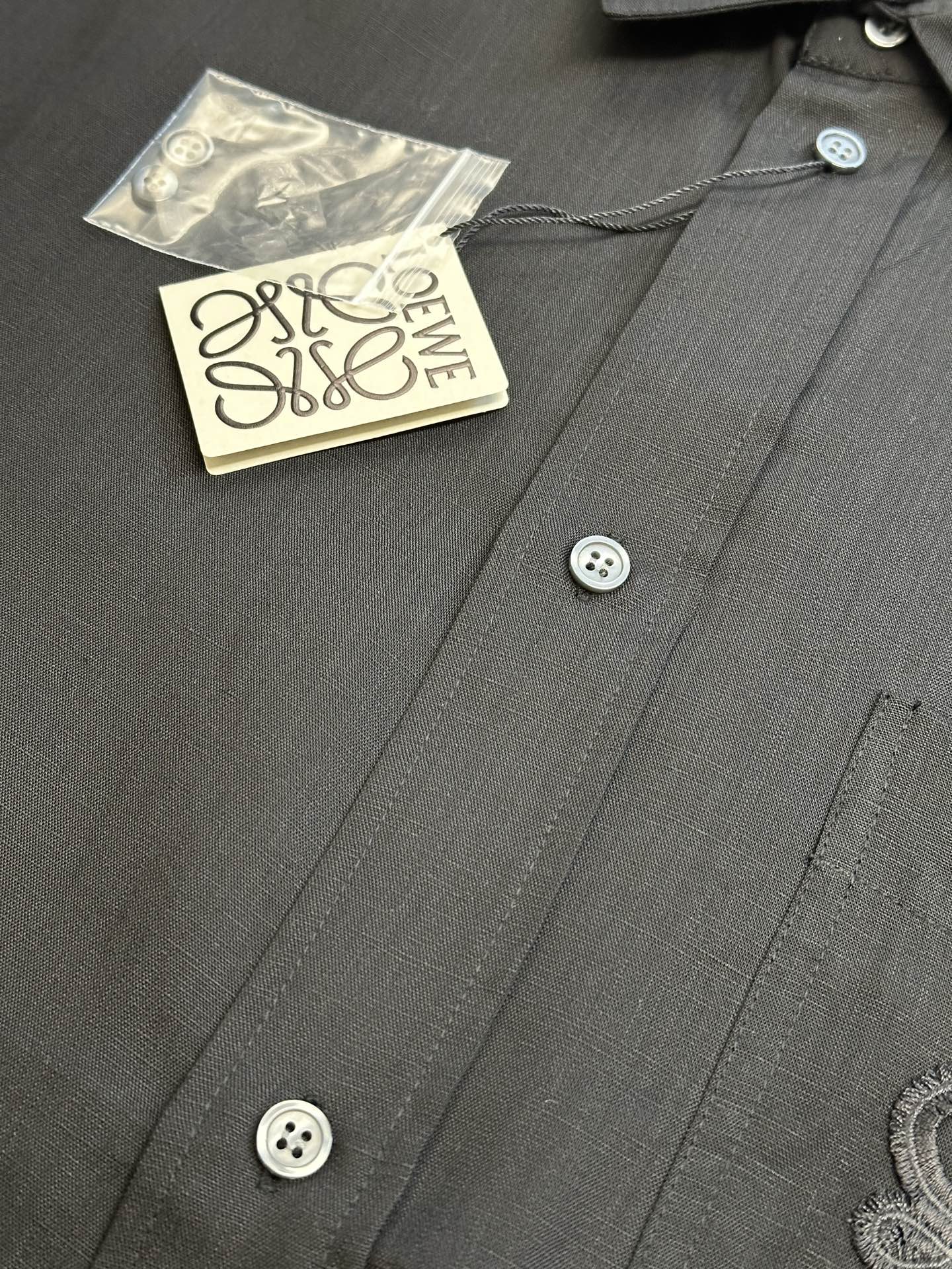 Ludwig P800 Linen Shirt: Embroidered, Wrinkle-Resistant, High Sorbence, Anagram Totem Design - 图片 5