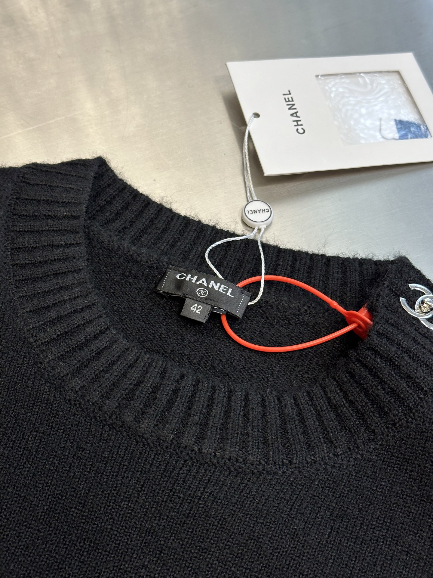 Chanel Long Sleeve Sweater in Velvet Wool Fabric with Iconic Design Details - 图片 5