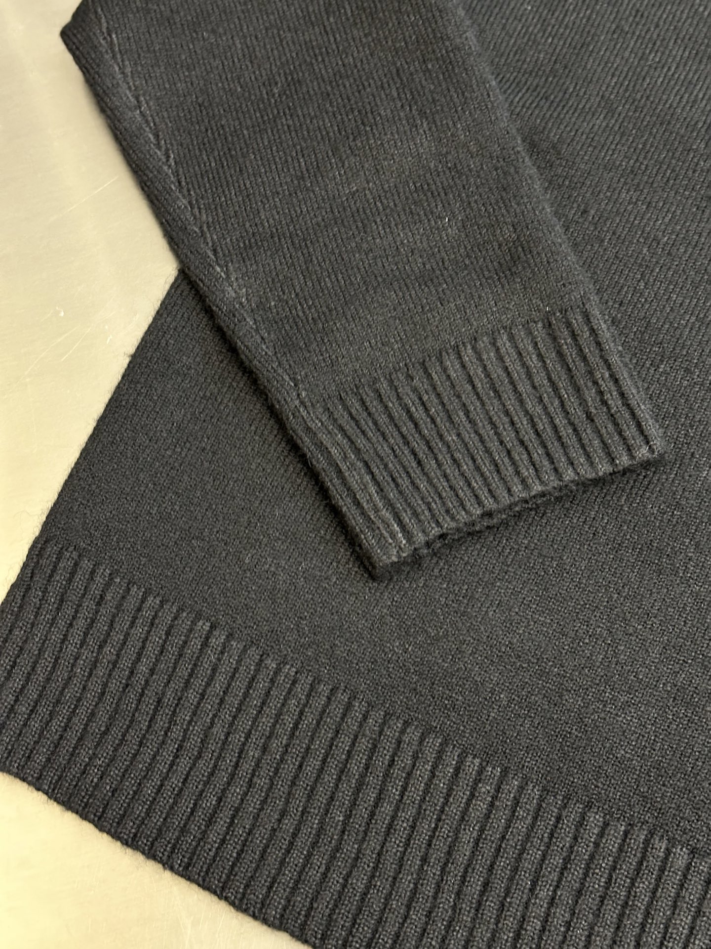 Chanel Long Sleeve Sweater in Velvet Wool Fabric with Iconic Design Details - 图片 6