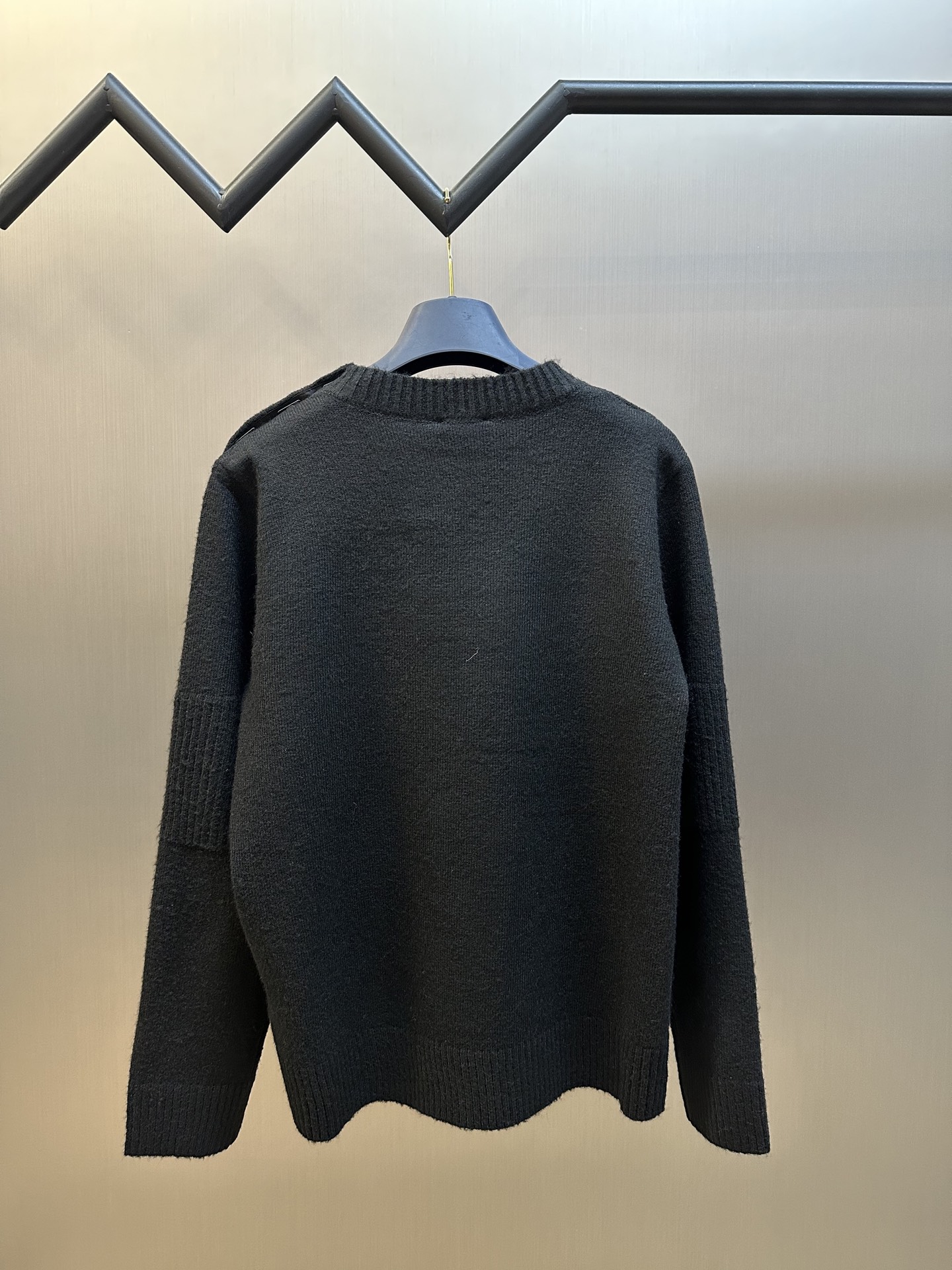 Chanel Long Sleeve Sweater in Velvet Wool Fabric with Iconic Design Details - 图片 4