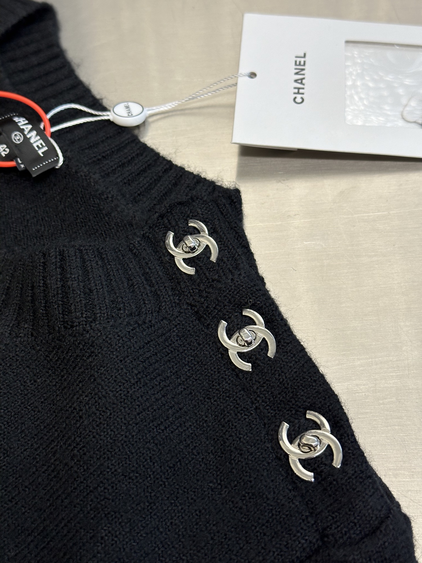 Chanel Long Sleeve Sweater in Velvet Wool Fabric with Iconic Design Details - 图片 7