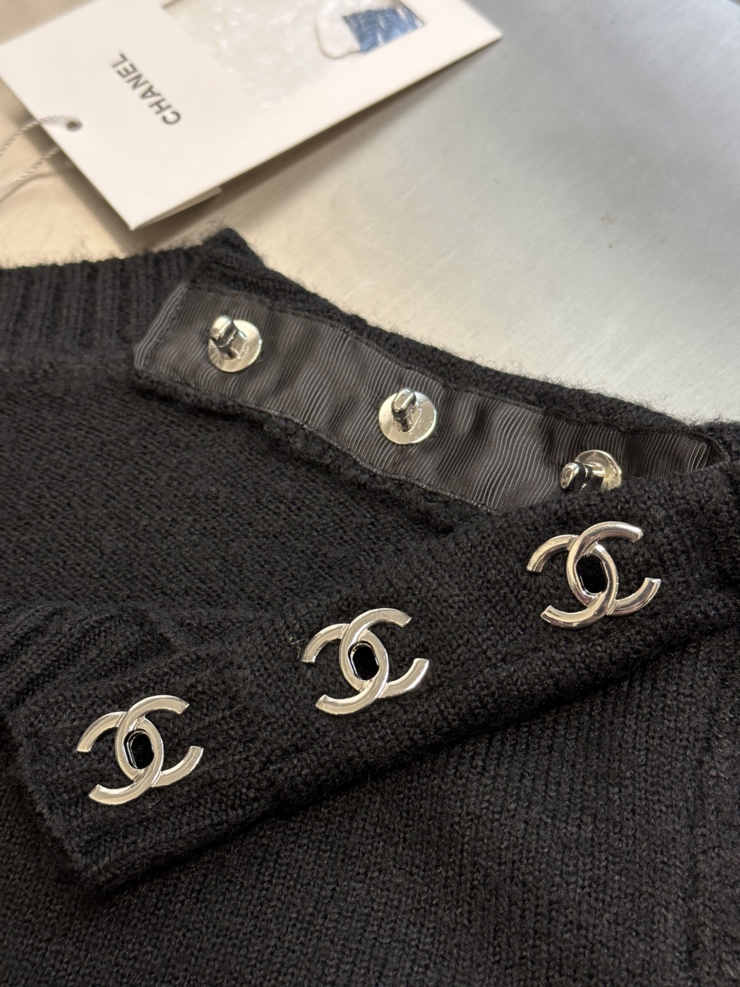 Chanel Long Sleeve Sweater in Velvet Wool Fabric with Iconic Design Details - 图片 9