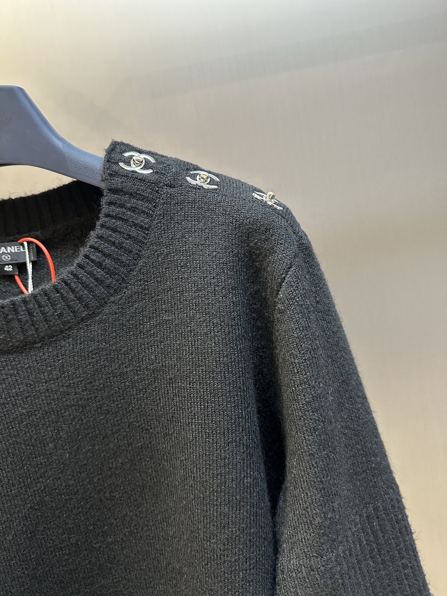 Chanel Long Sleeve Sweater in Velvet Wool Fabric with Iconic Design Details - 图片 3