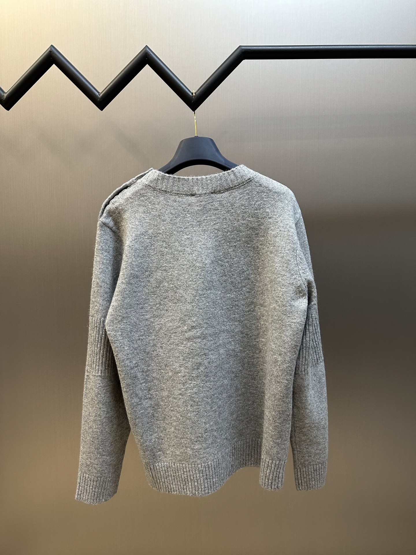 Chanel Velvet Wool Long Sleeve Sweater with Signature Design Details - 图片 5