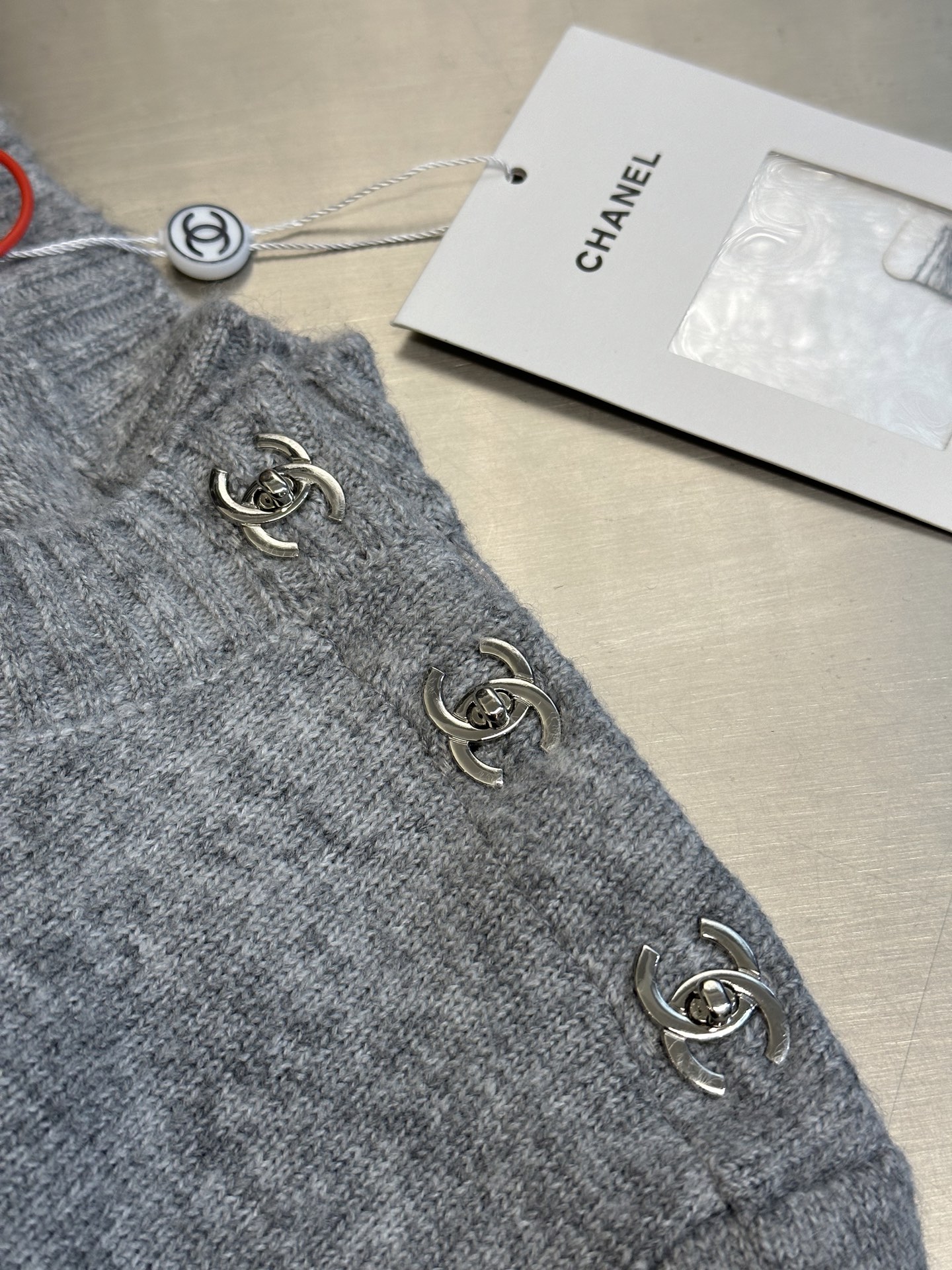 Chanel Velvet Wool Long Sleeve Sweater with Signature Design Details - 图片 8