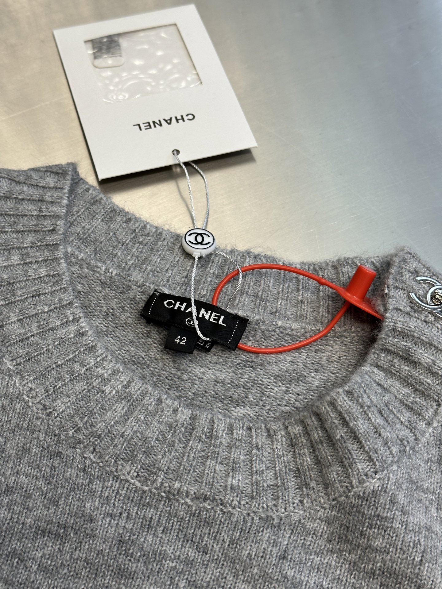 Chanel Velvet Wool Long Sleeve Sweater with Signature Design Details - 图片 6