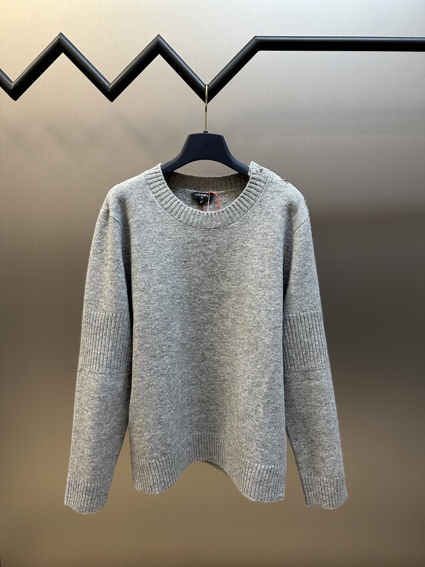 Chanel Velvet Wool Long Sleeve Sweater with Signature Design Details - 图片 1
