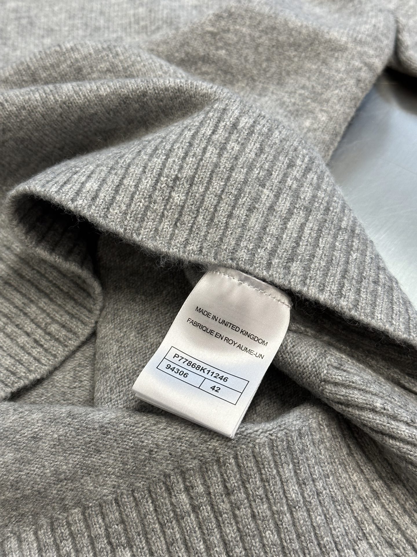 Chanel Velvet Wool Long Sleeve Sweater with Signature Design Details - 图片 9