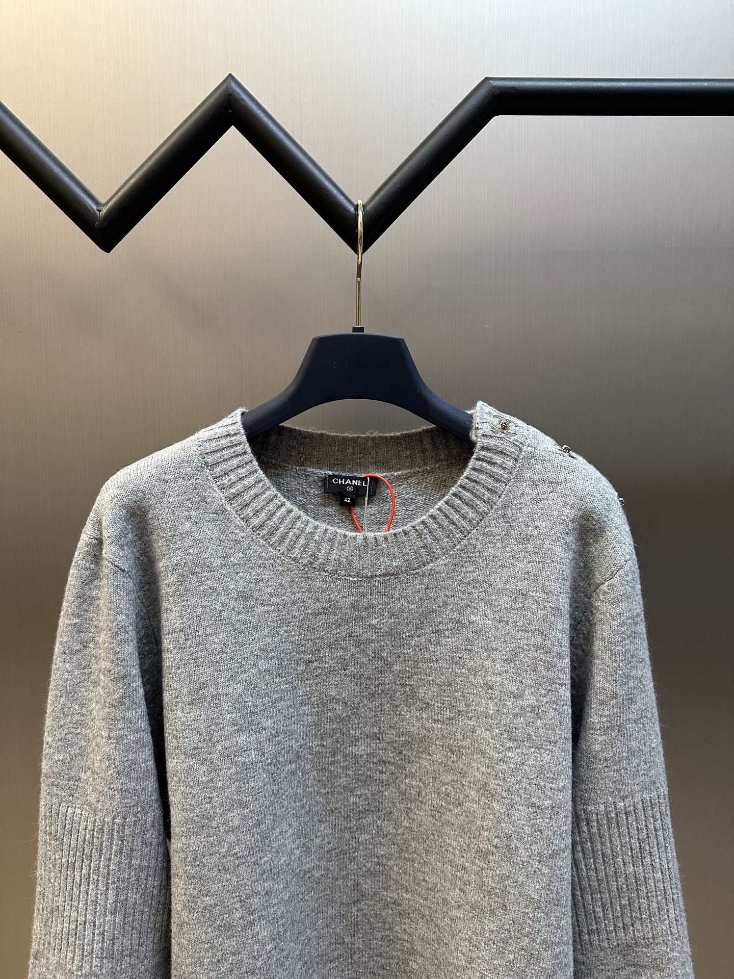 Chanel Velvet Wool Long Sleeve Sweater with Signature Design Details - 图片 2