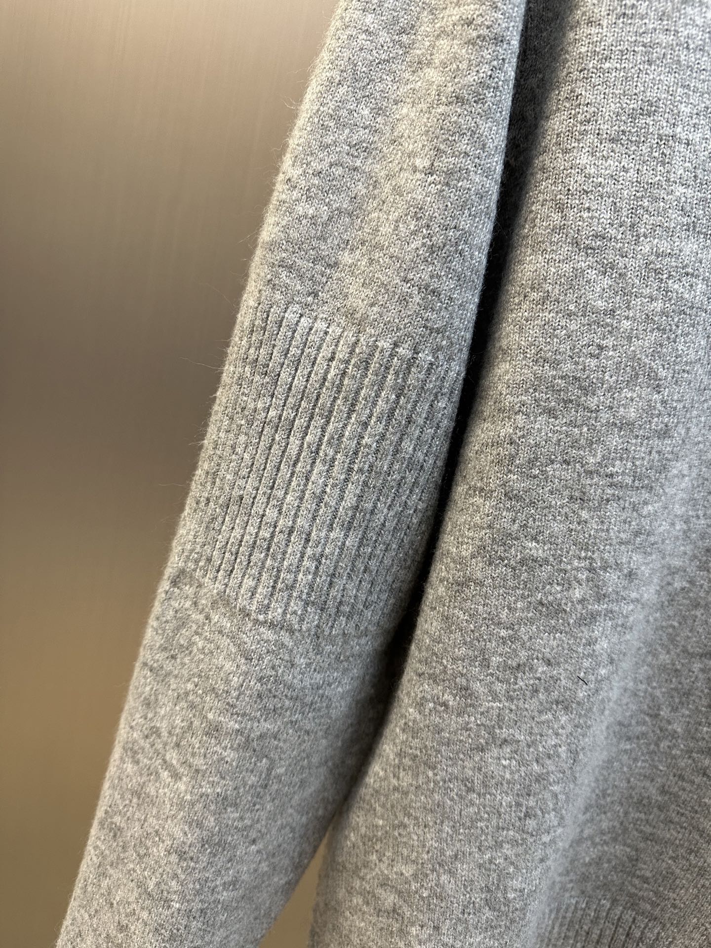 Chanel Velvet Wool Long Sleeve Sweater with Signature Design Details - 图片 4