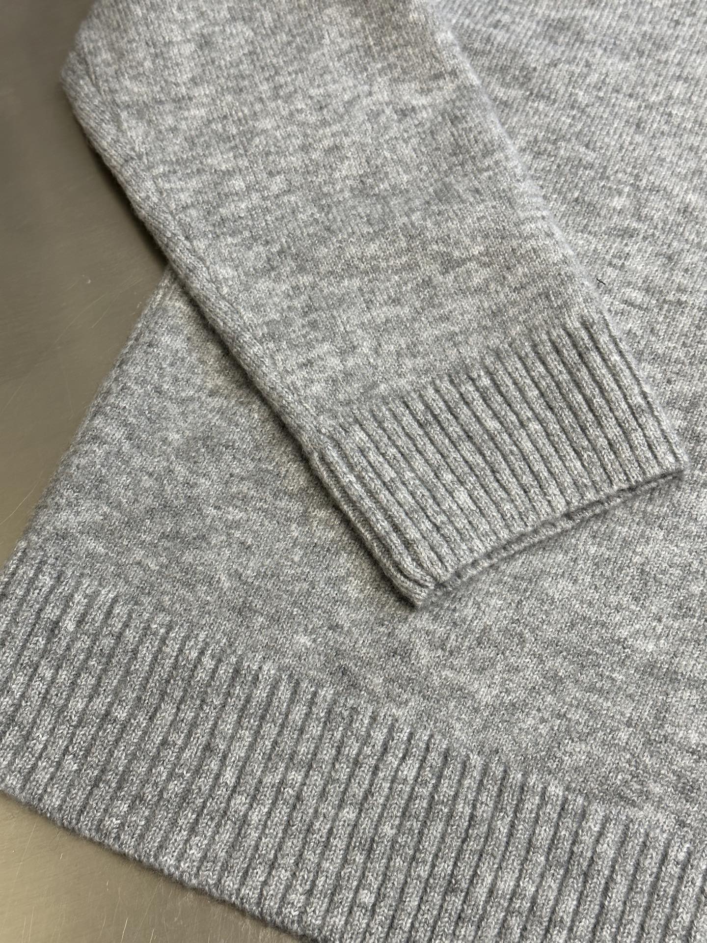 Chanel Velvet Wool Long Sleeve Sweater with Signature Design Details - 图片 7