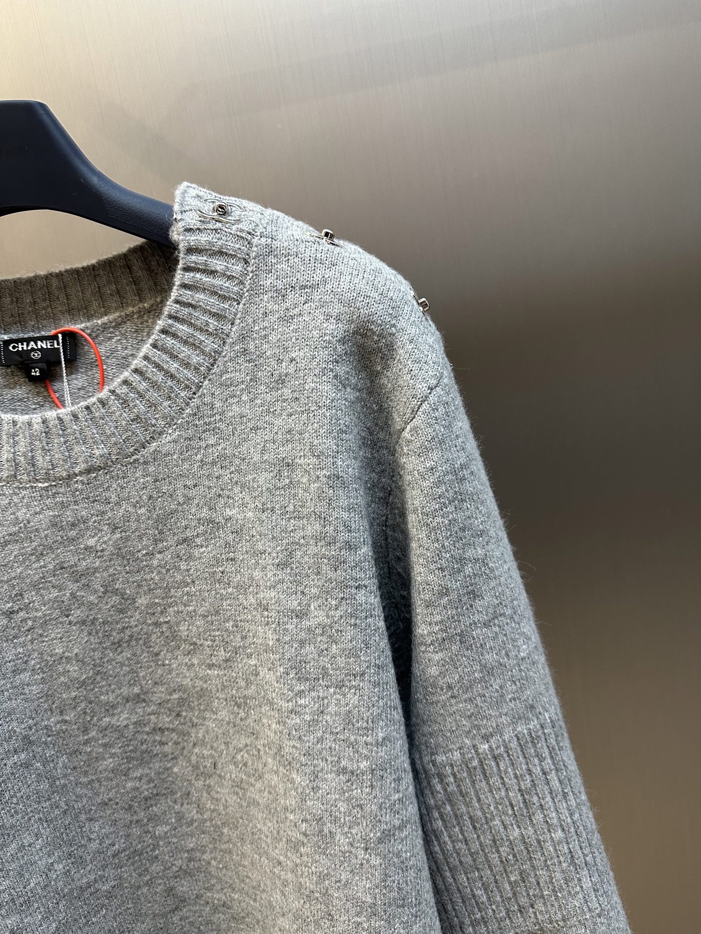 Chanel Velvet Wool Long Sleeve Sweater with Signature Design Details - 图片 3