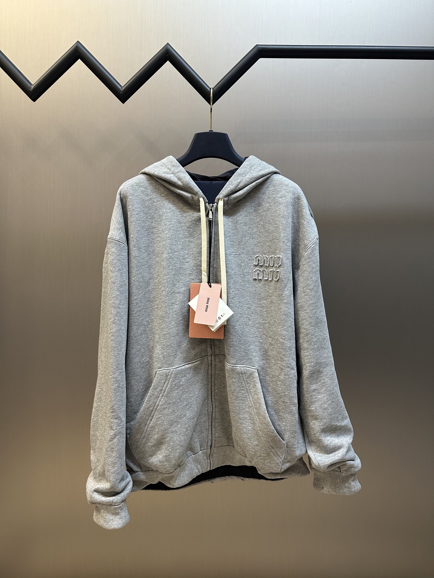 Sudadera con chaqueta reversible Miumiu, estilo deportivo casual reflejado en el diseño de esta chaqueta de t…