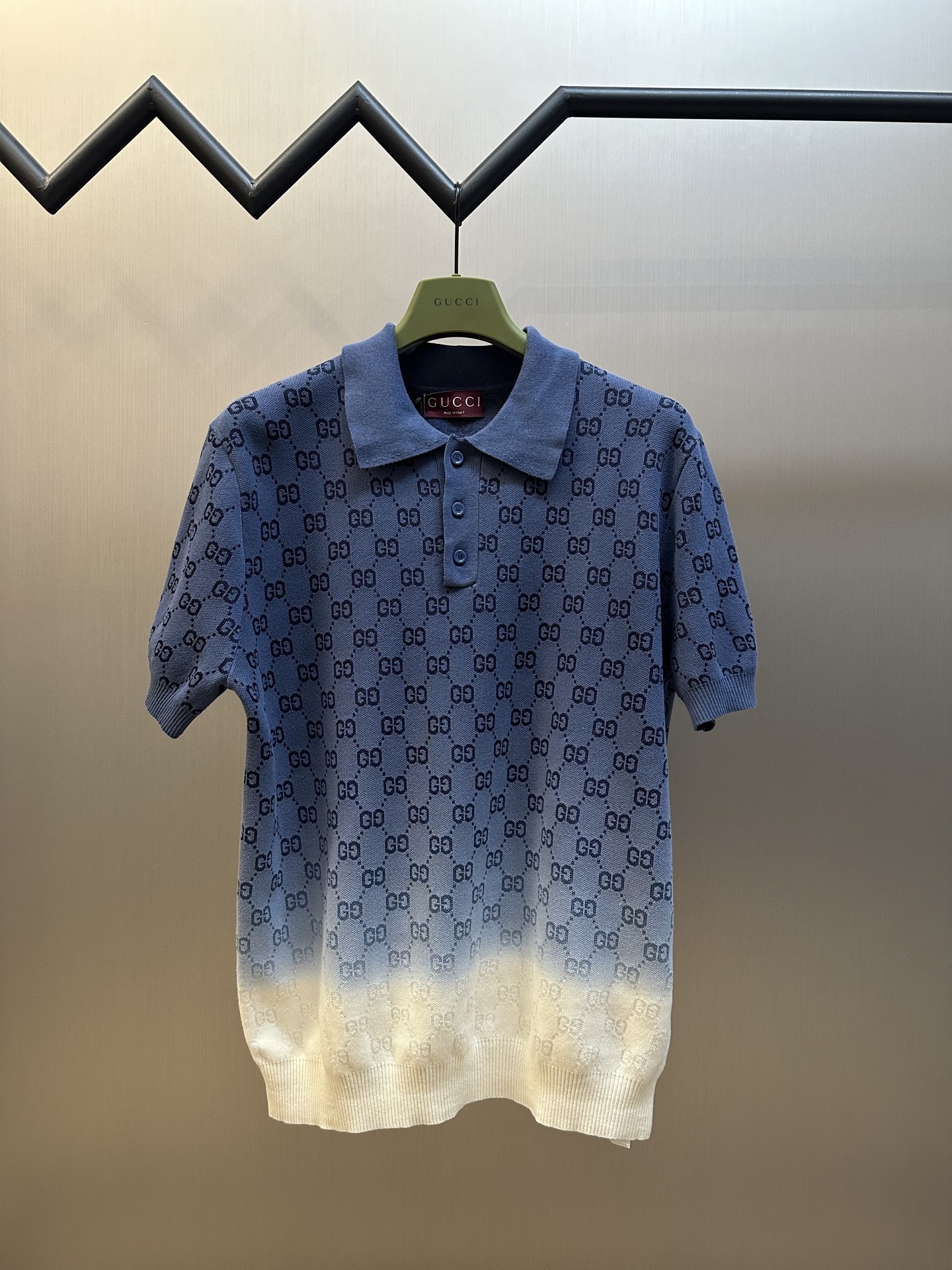 Polo de punto jacquard de algodón con cuello Gucci. La marca ofrece una variedad de combinaciones de colores degradados…