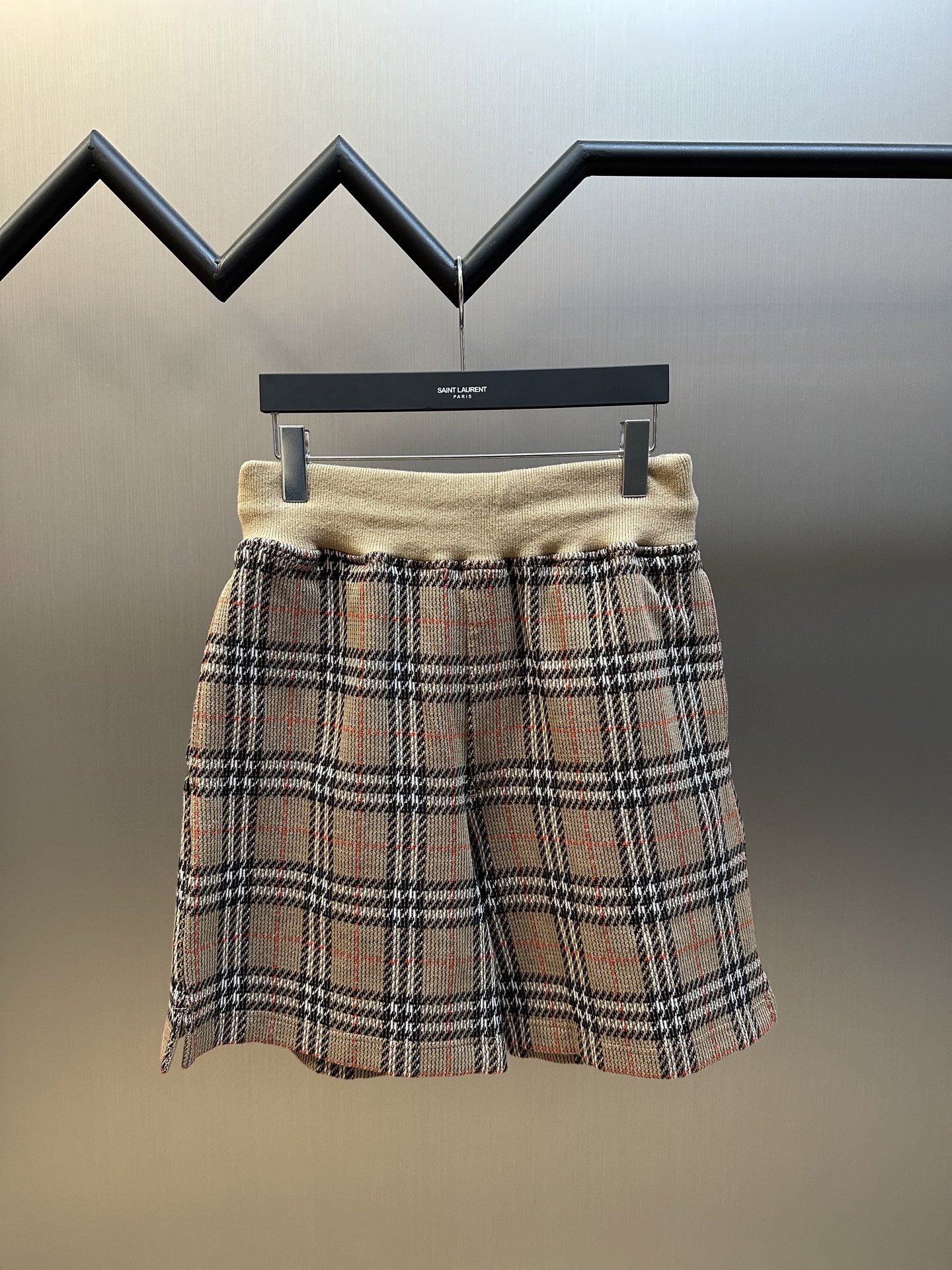 Los pantalones cortos de lana a cuadros de Burberry están hechos de algodón como cuerpo principal, mezclado con un 6% d…