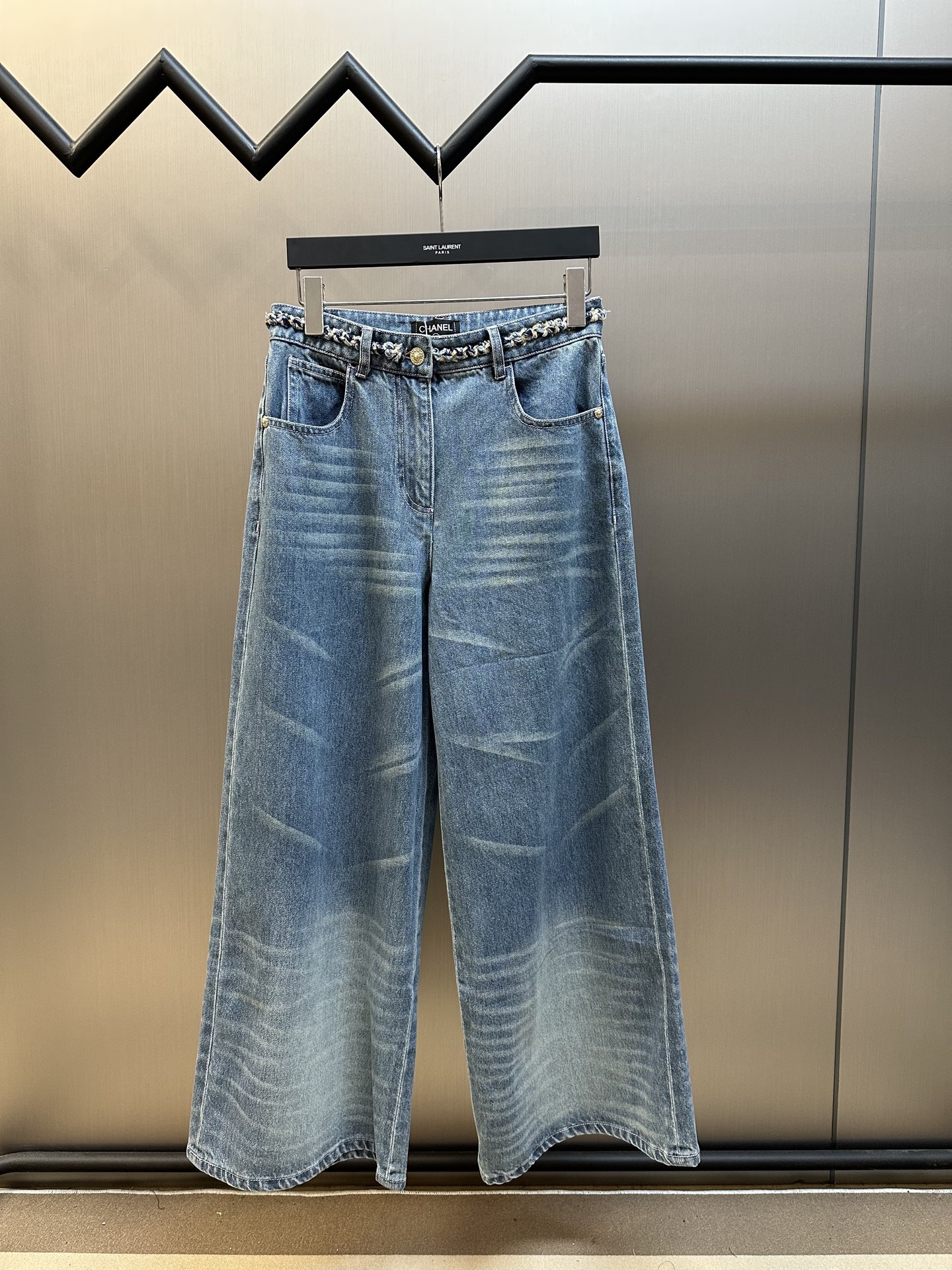 Pantalones de mezclilla vintage lavado 25 de Chanel, con decoración de cintas tejidas a mano, ¡super versátil para comb…