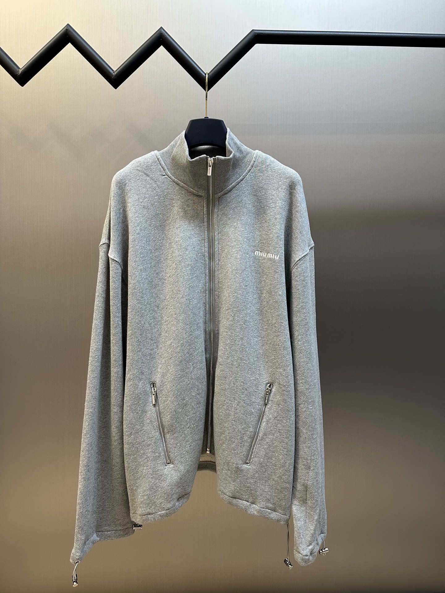 Chaqueta con cremallera y bordado MiuMiu, tejido personalizado de algodón gris mezcla con acabado sedoso, bordado del l…