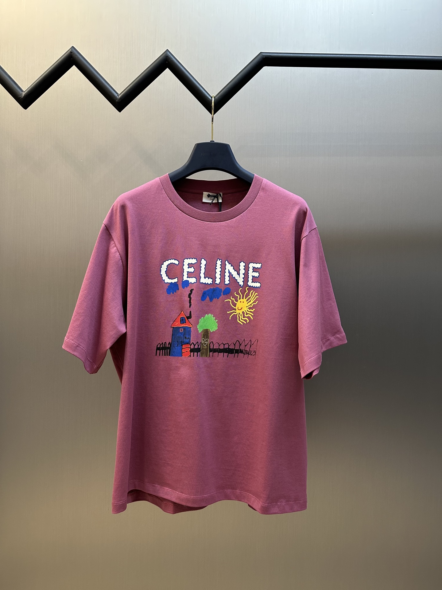 Camiseta de cuello redondo y manga corta de Celine con estampado de pintura infantil. Tejido de algodón mercerizado de …