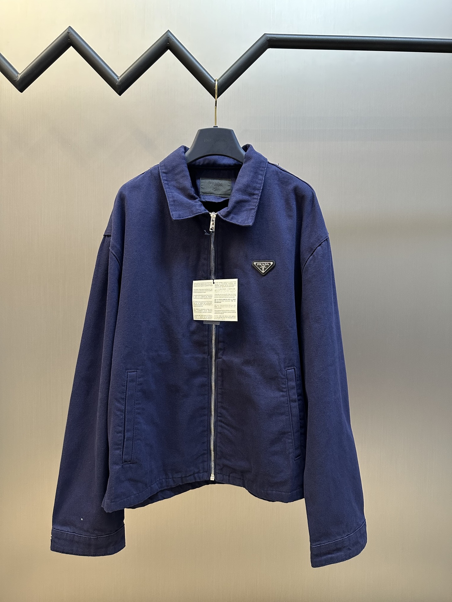 Chaqueta vaquera desgastada con logotipo triangular de Prada, denim peinado nano azul real hecho a medida, con azul rea…
