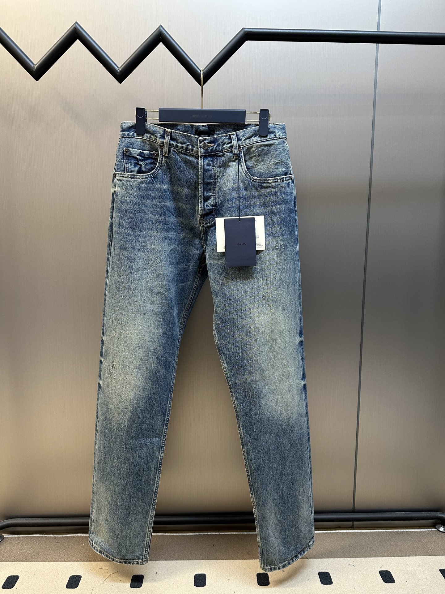 Vaqueros de mezclilla desgastados de ajuste regular de Prada Estos jeans de talle medio tienen un corte clásico y tiene…