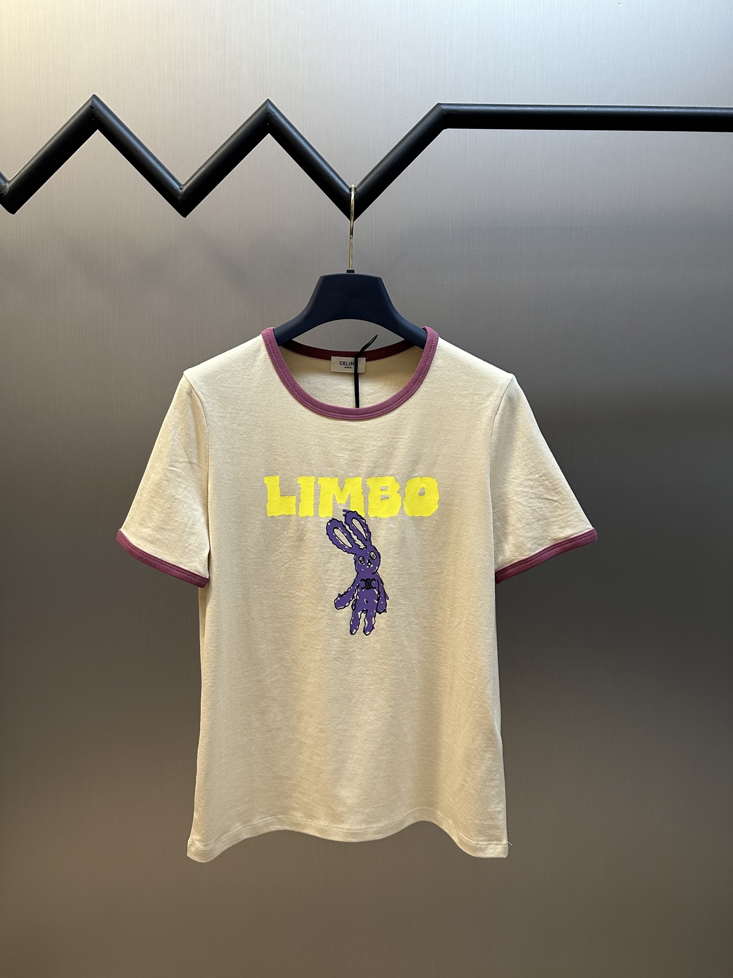 Celine colección cápsula 25, camiseta de manga corta con conejo, la nueva colección cápsula casual incorpora divertidos…