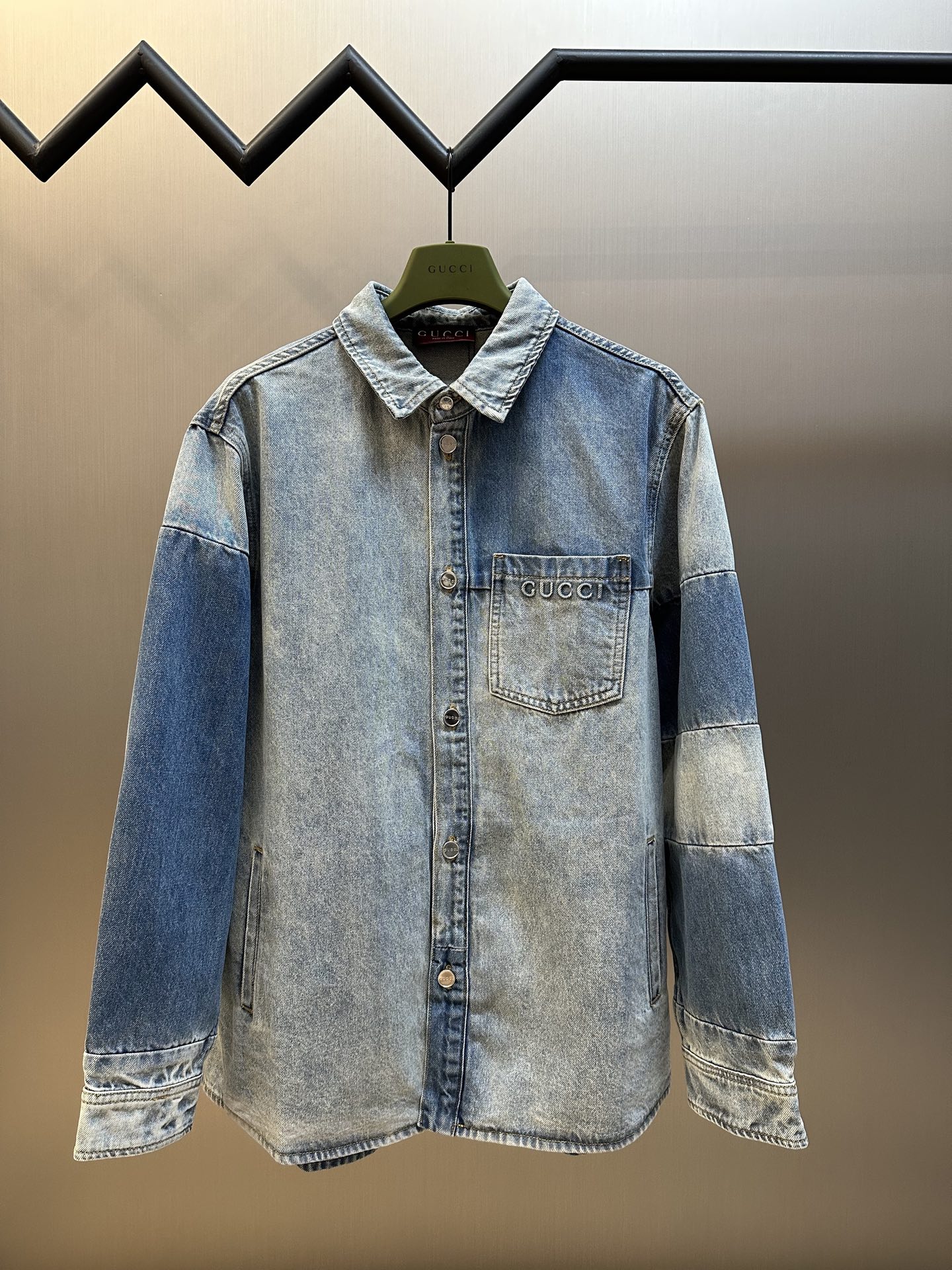 Camisa de mezclilla lavada y gofrada Gucci. Denim de algodón personalizado en tono azul claro lavado a la piedra, con e…