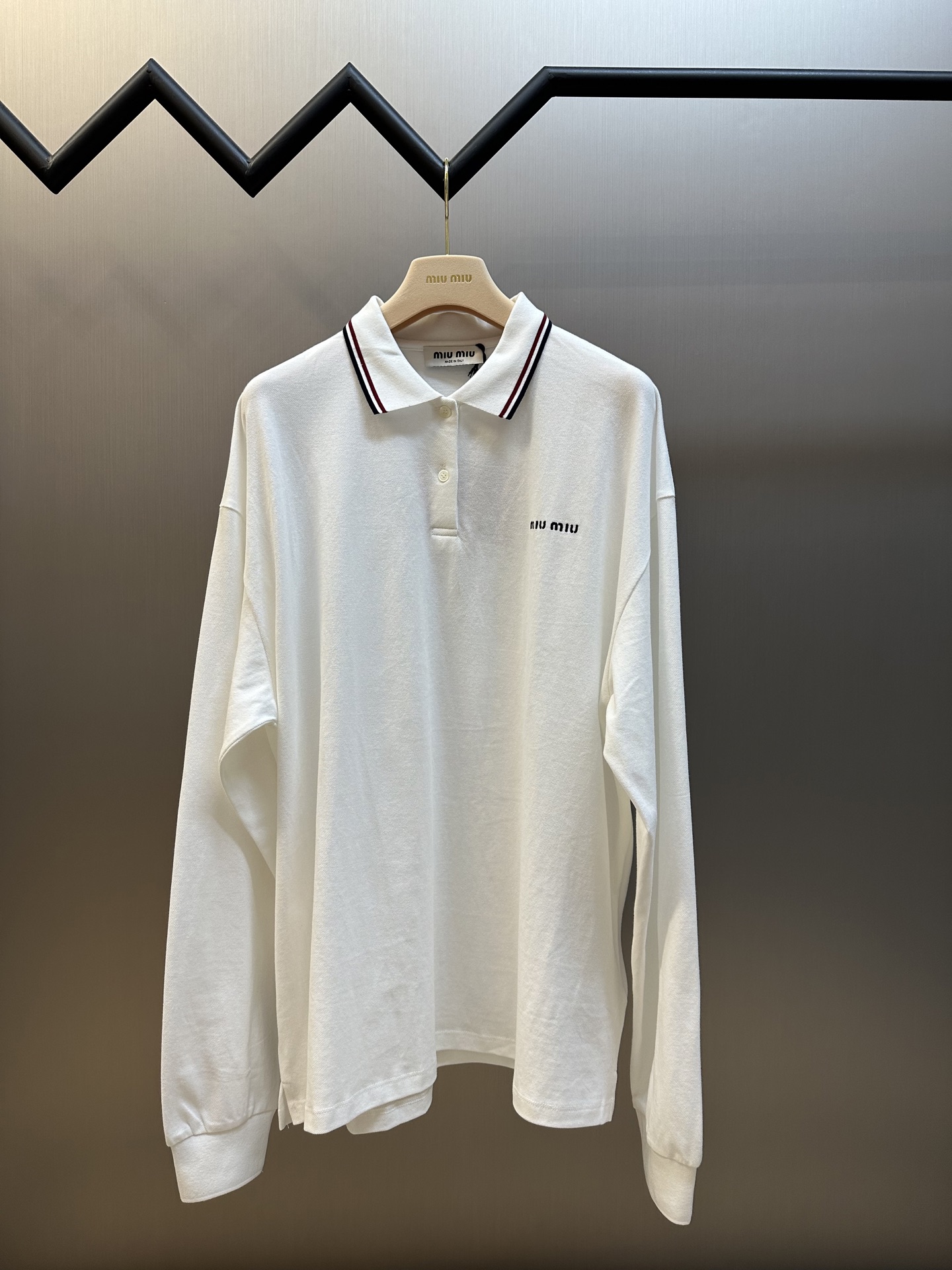 Polo de manga larga MIU MIU con letras bordadas en color liso, tejido personalizado de doble hilo con textura de perlas…