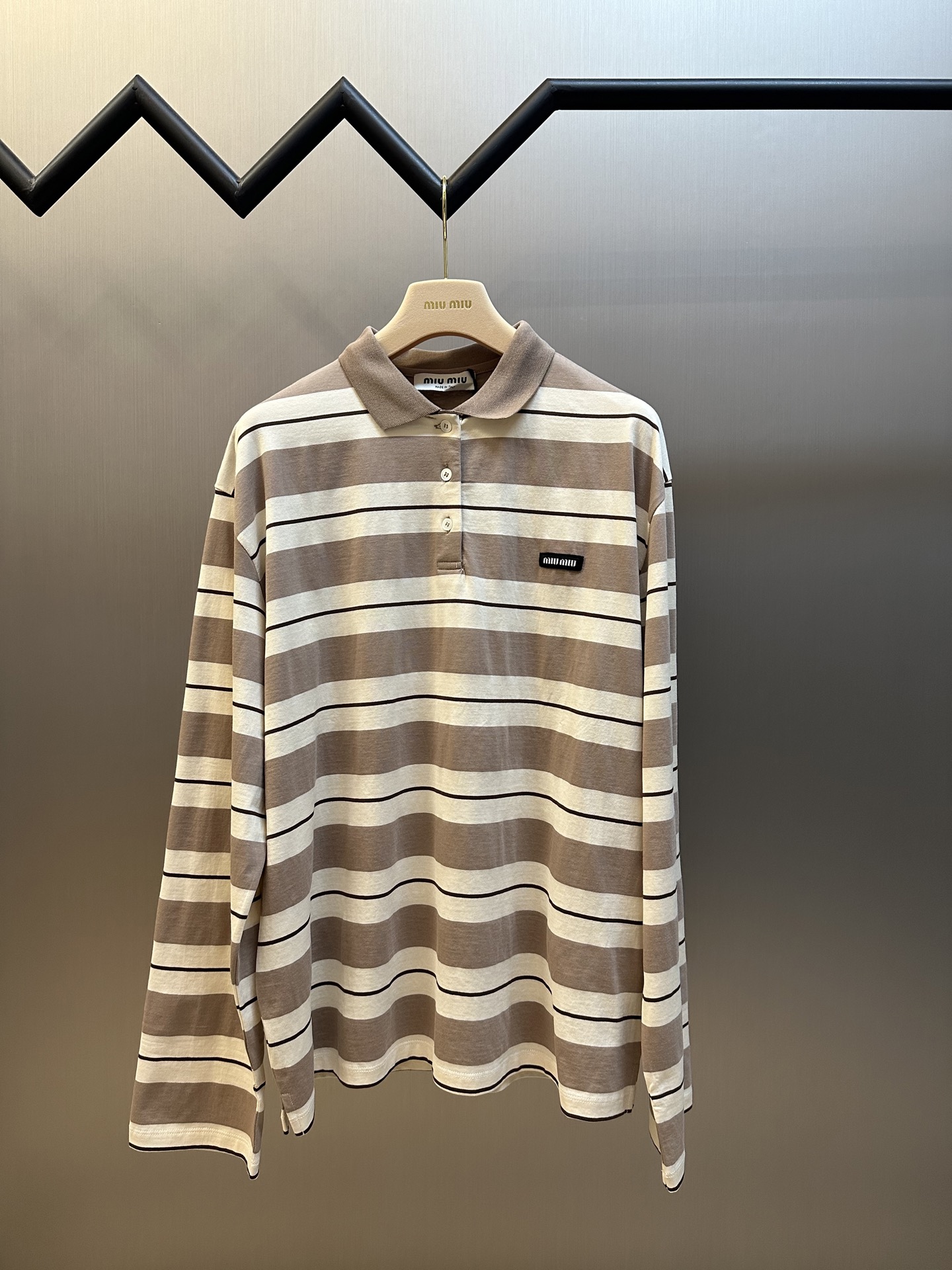Polo de algodón con rayas MIU MIU, tejido personalizado de 60 hilos dobles, canalé de punto plano, corte posicionado, p…