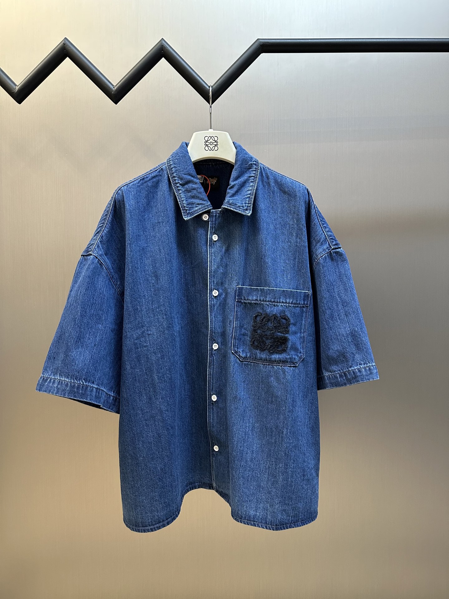 🅿️195 Camisa vaquera de manga corta Loewe. Tejido de mezclilla de algodón personalizado con textura de agua y nube, co…