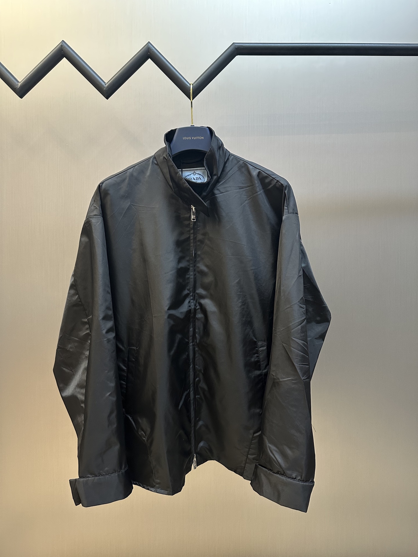 La chaqueta con cremallera y logo triangular de Prada está confeccionada con seda protectora de sarga de nailon persona…