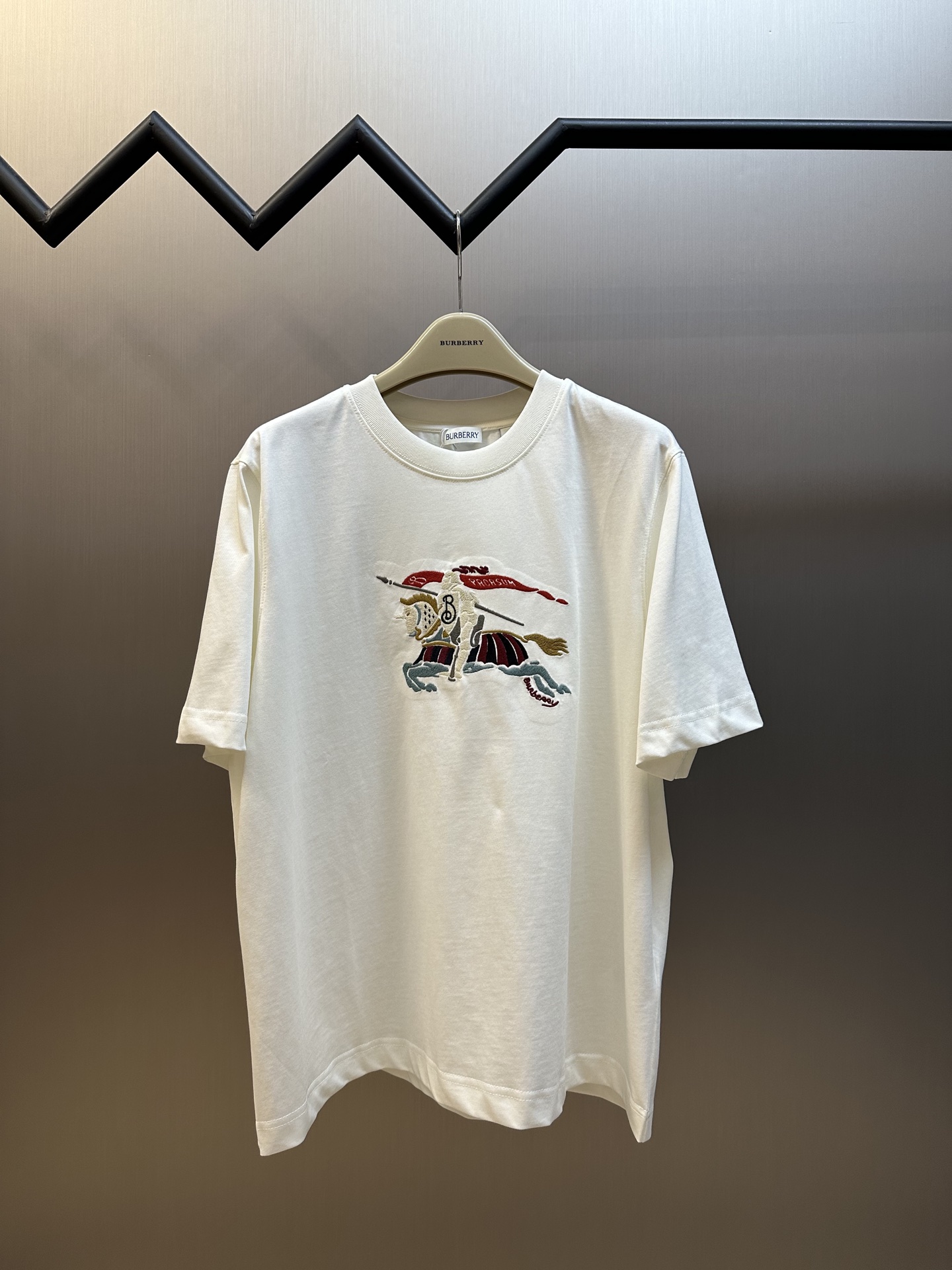 Burberry colorida caballería bordada con cuello redondo y manga corta, confeccionada en tejido de puro algodón, tejido …
