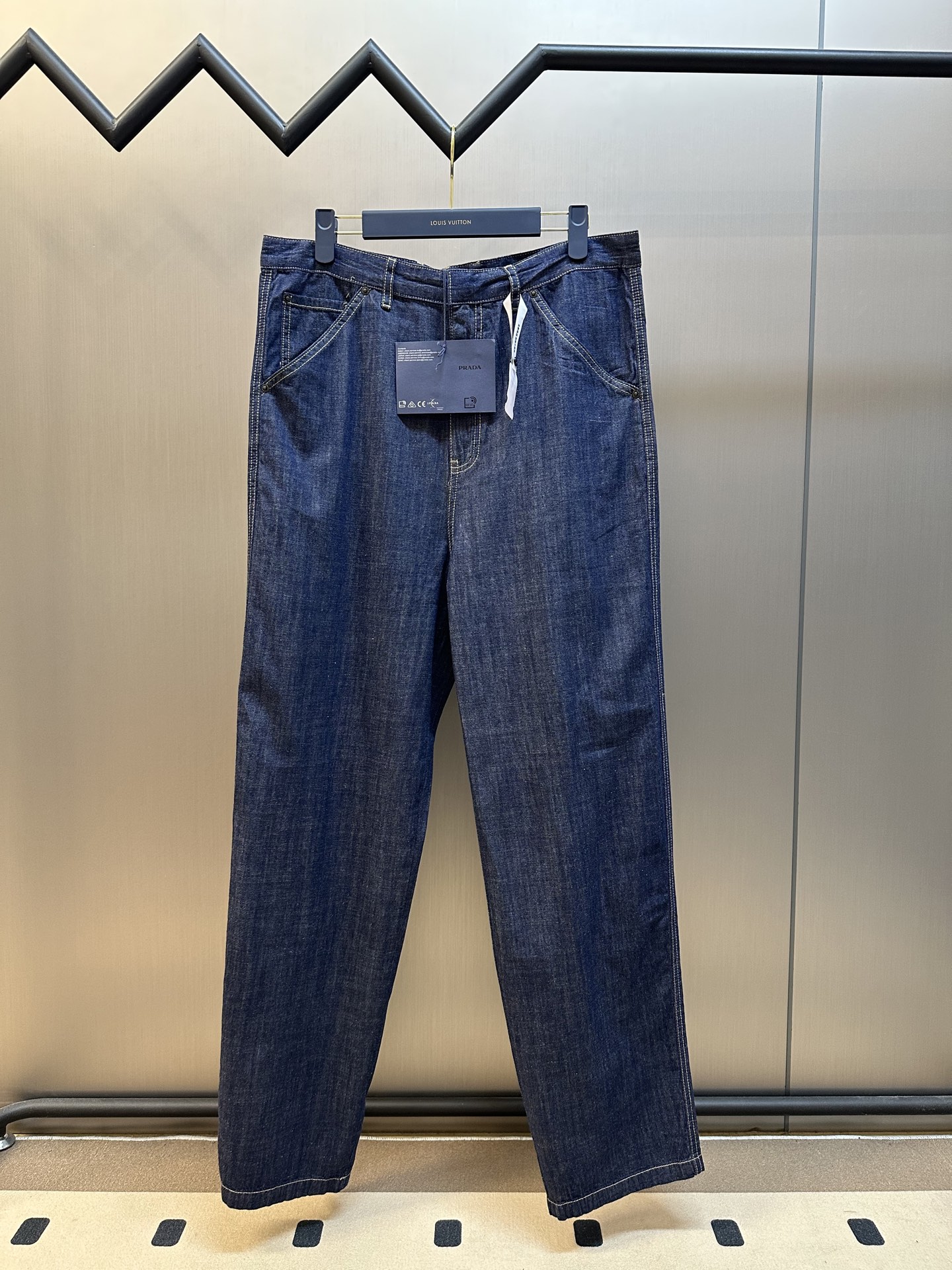 Los jeans rectos con cremallera de color liso PRADA están hechos de mezclilla flameada de lino y algodón 10 * 10, 210 g…
