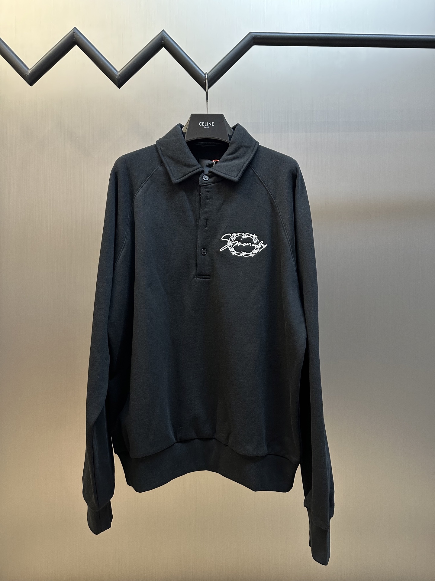 La sudadera corola bordada de Givenchy es una sudadera de puro algodón tejida artísticamente hecha a medida y decorada …