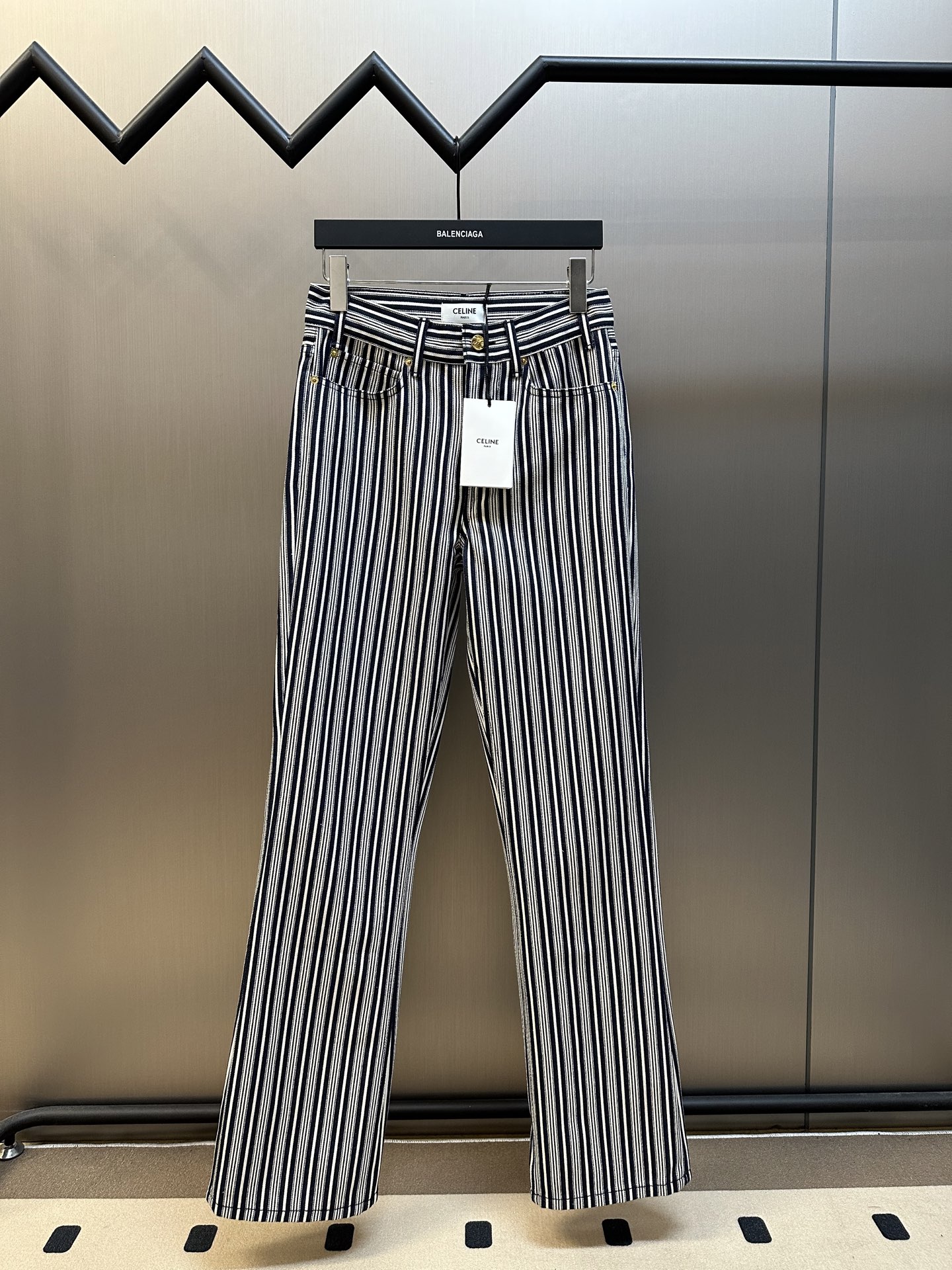 Celine Pantalones rectos de rayas. Estos jeans Celine de rayas combinan elegancia retro con estilo urbano moderno. Cort…