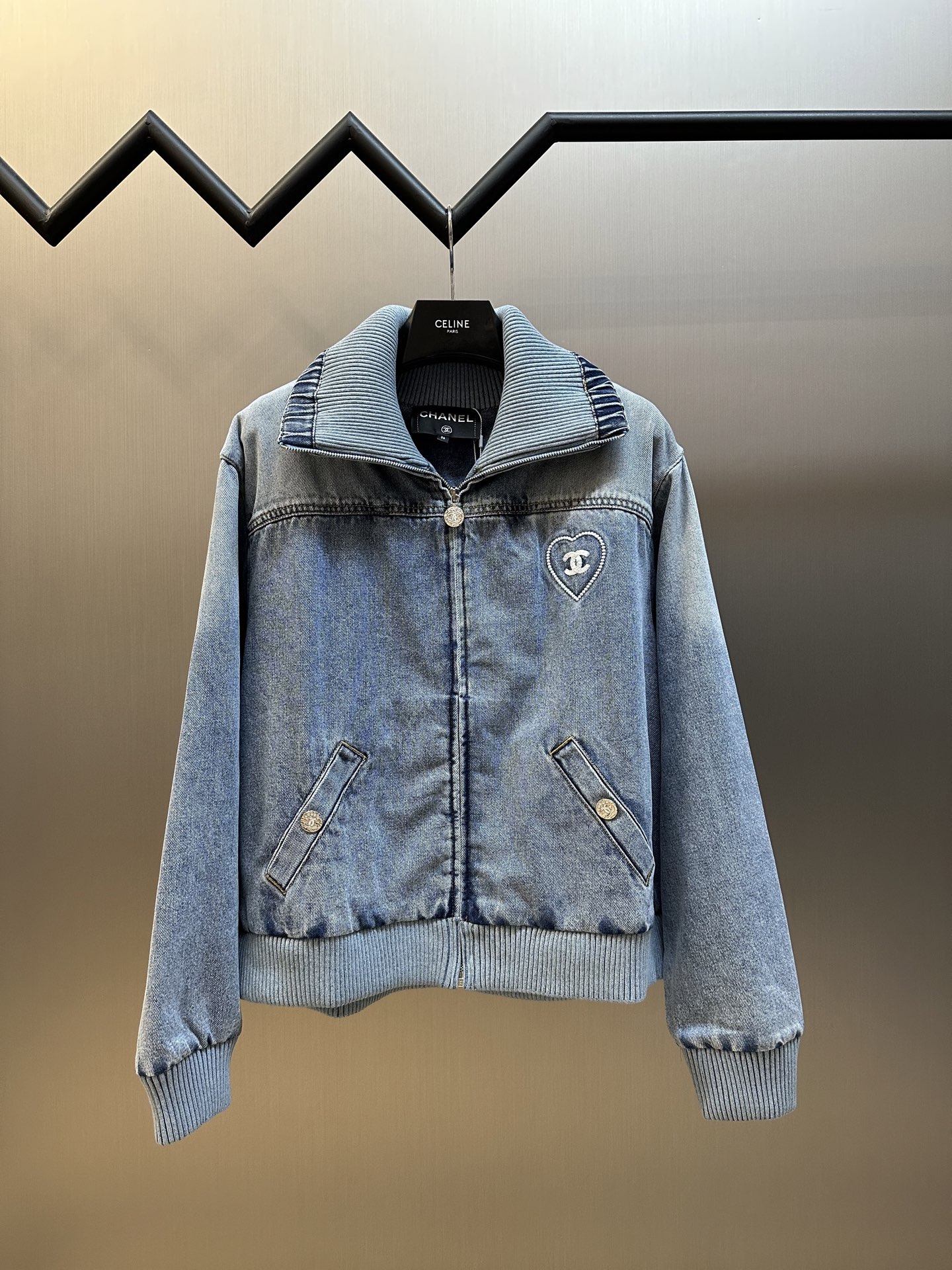 Chaqueta de mezclilla con solapa y bordado de logotipo de la serie Coco Beach de Chanel. Confeccionada en alg…