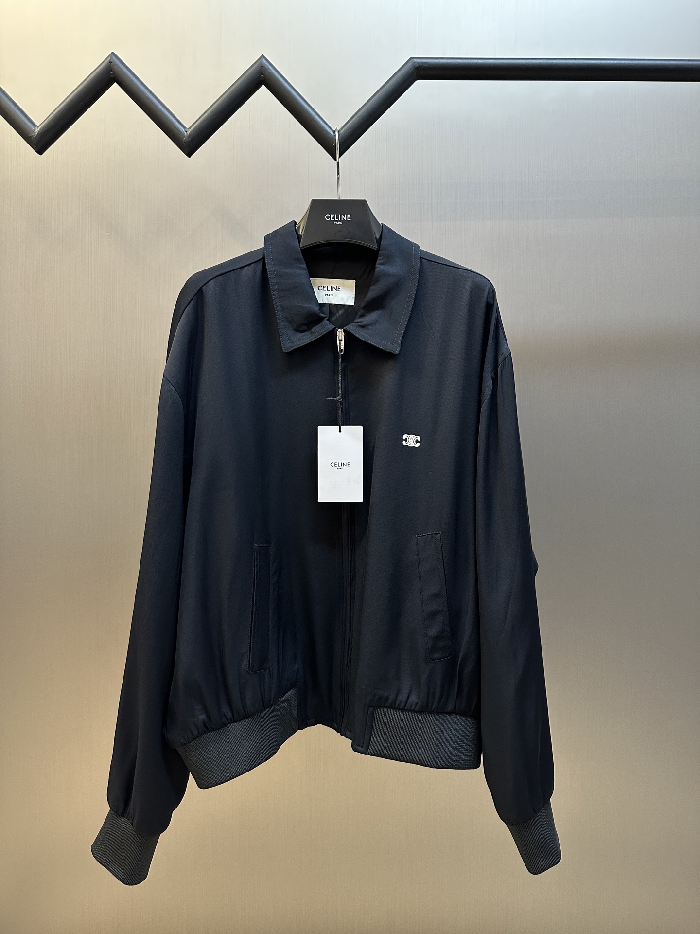 Celine Celine Chaqueta con cremallera de viscosa. El tejido utiliza el material más premium después de la seda de morer…
