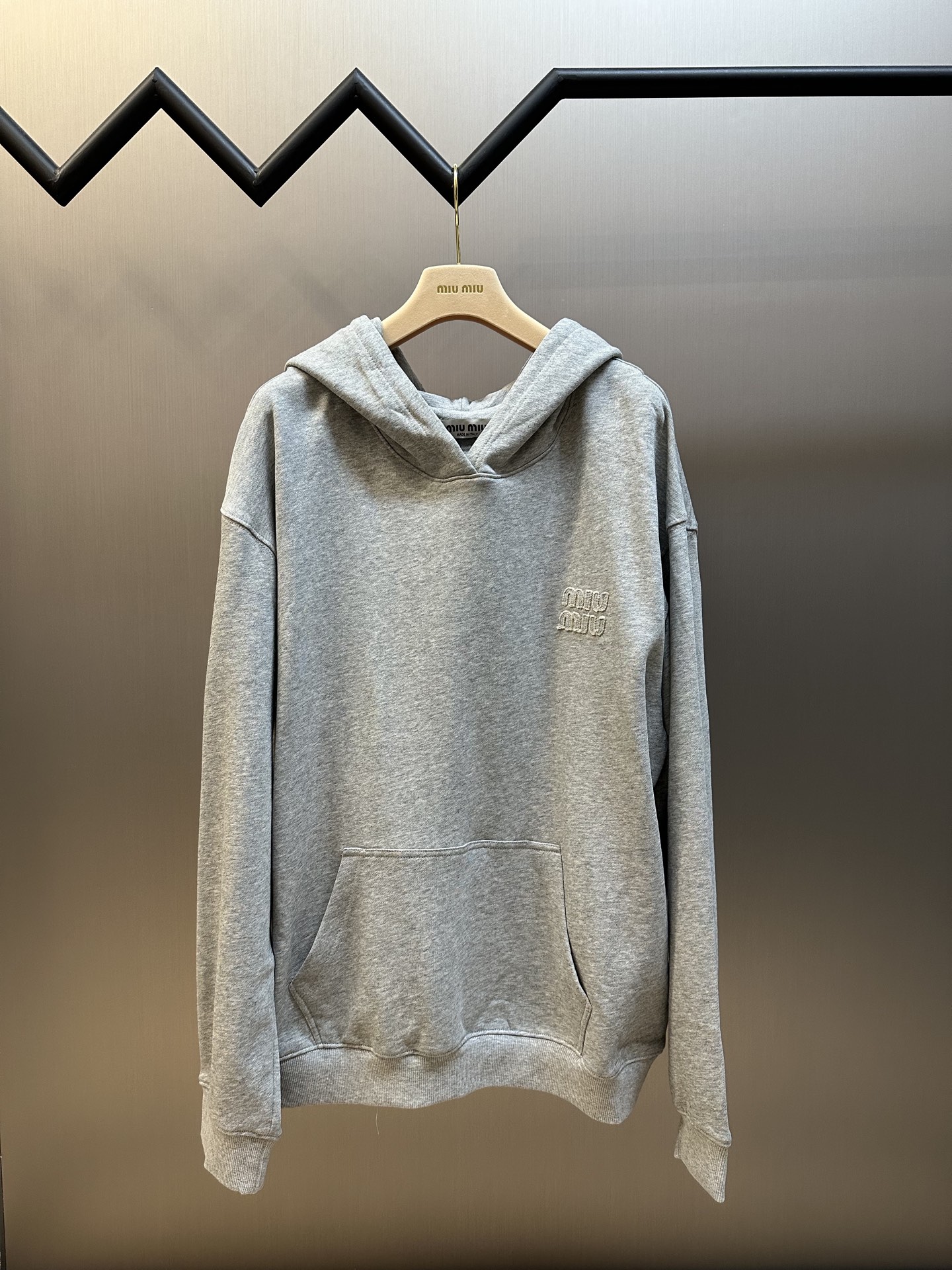 MIU MIU: sudadera con capucha y logotipo bordado. Tejido de punto afelpado de 420g, canalé 1x1 de 460g, borda…