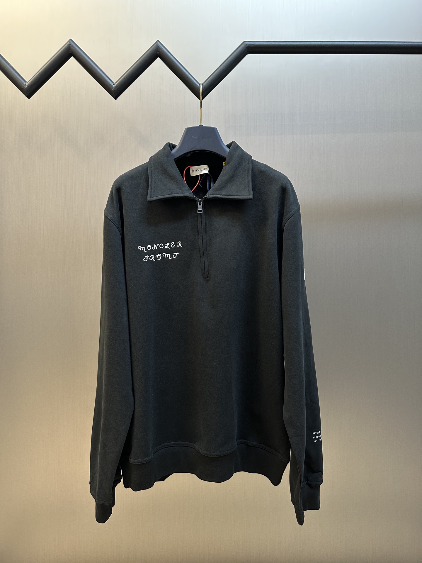 Moncler x FRGMT标识拉链卫衣 定制柔絮臻棉绒织料，Moncler ×FRGMT共创系列，胸前刺绣为点缀，字母的轮廓清晰而有力。而手袖上的印花则是另一番灵动的风景。Moncler徽标加以侧面，半链启型，由内而外散发的高级感。 …