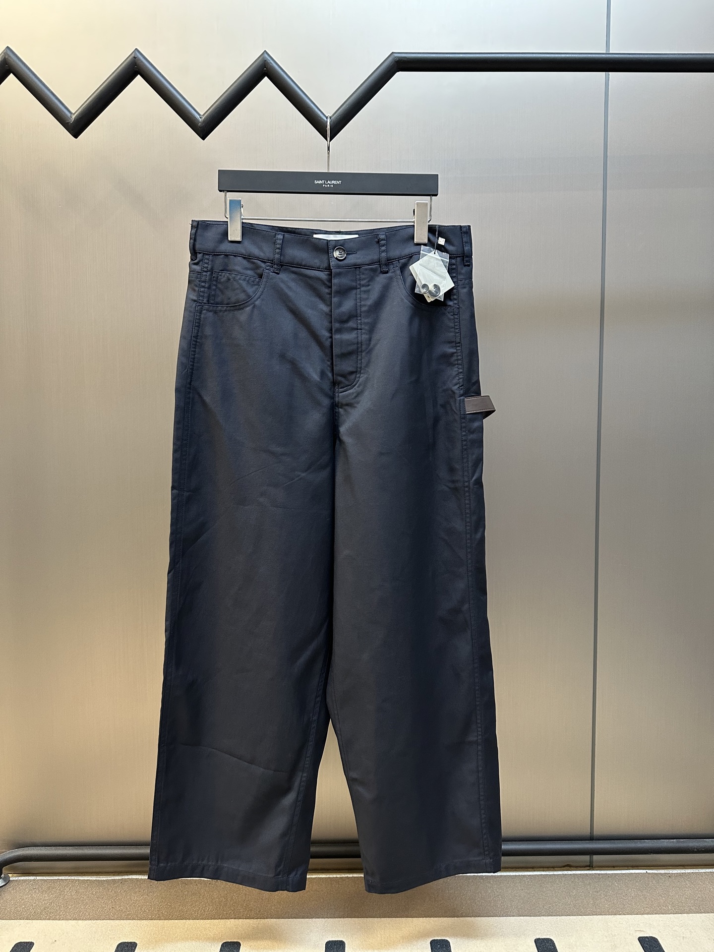 🅿️250 Pantalones de trabajo de sarga de algodón LOEWE. Tela de sarga de algodón ligera hecha 100% de algodón. El telar…