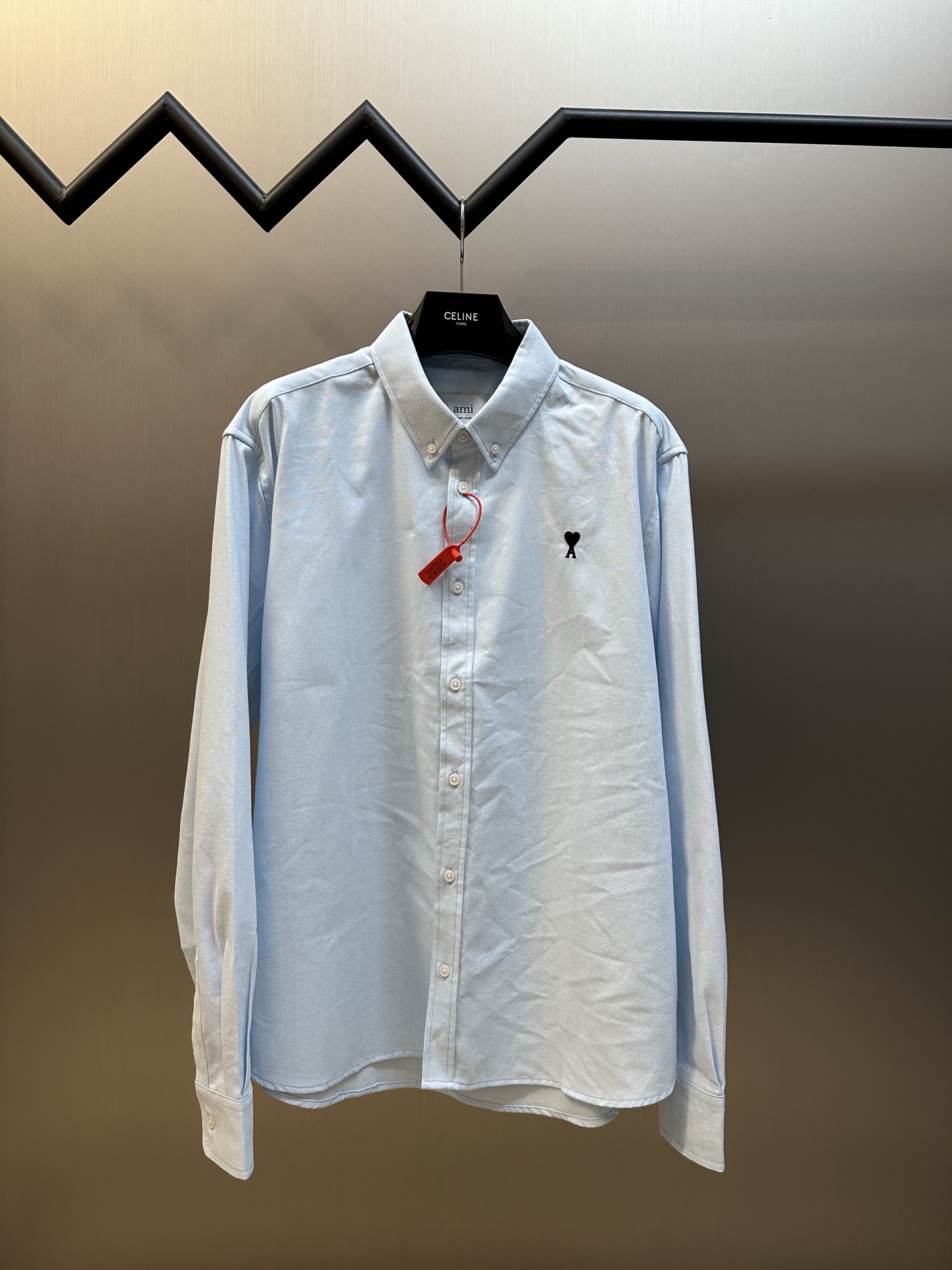 Camisa con bordado de corazón Ami Paris, algodón Oxford resistente y suave personalizado, un corazón rojo brillante en …